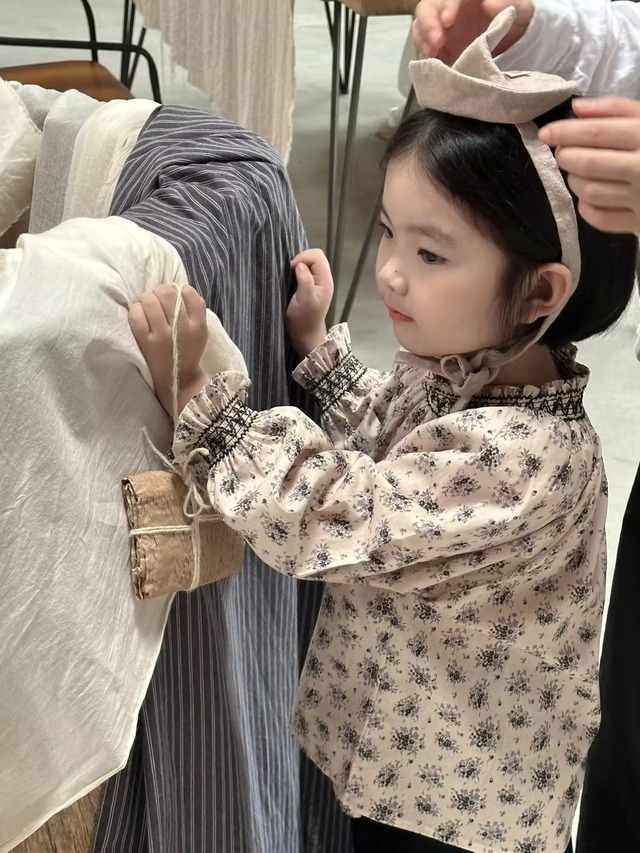 【取寄】スモッキングフリルが高見えする寒色がポイントの花柄ブラウス