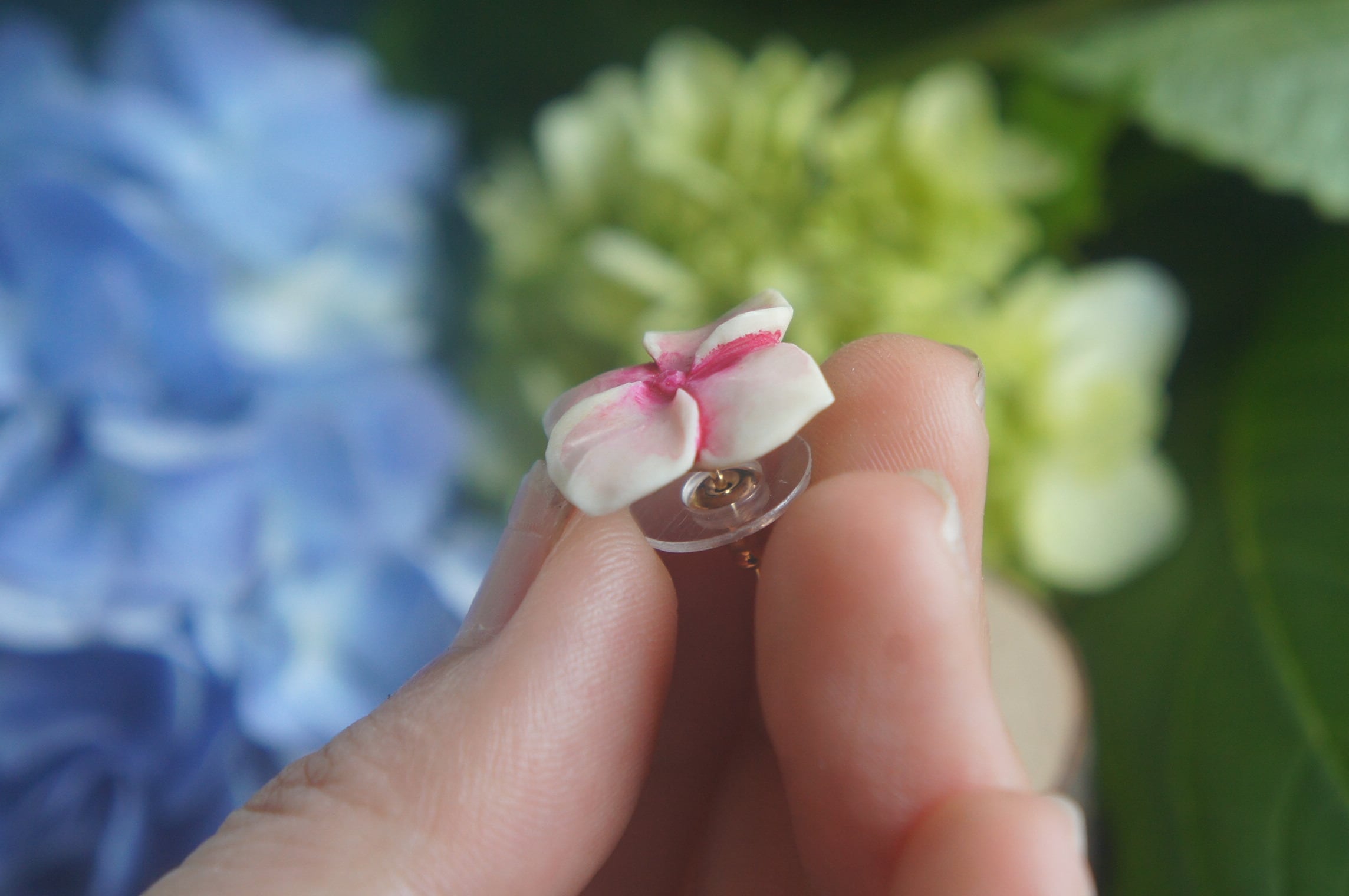 鹿角彫刻「紫陽花 ひとひら」ピアス【B】 | deer bone 