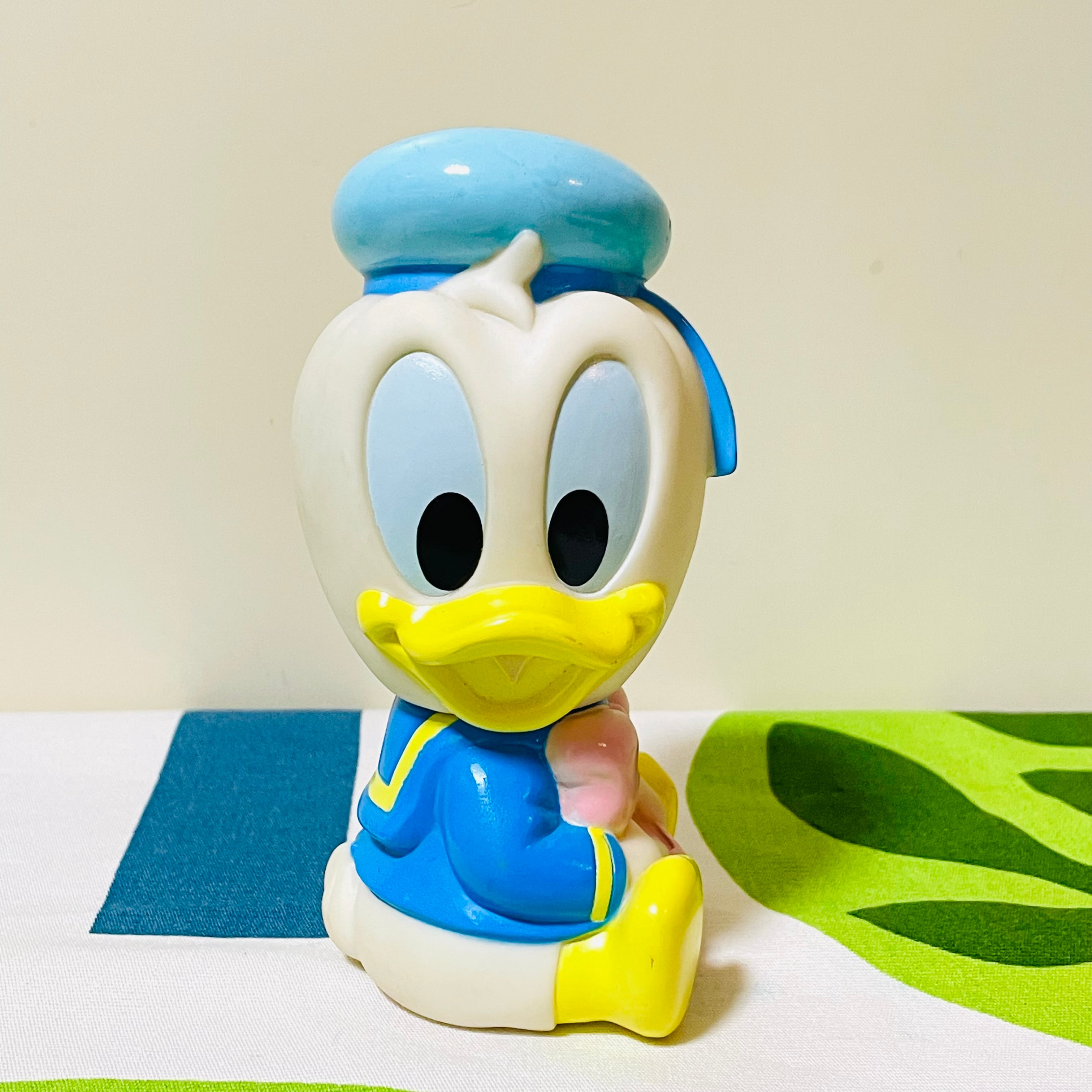 BABY DONALD DUCK SQUEAKY RUBBER DOLL ブロックを持つベビードナルド