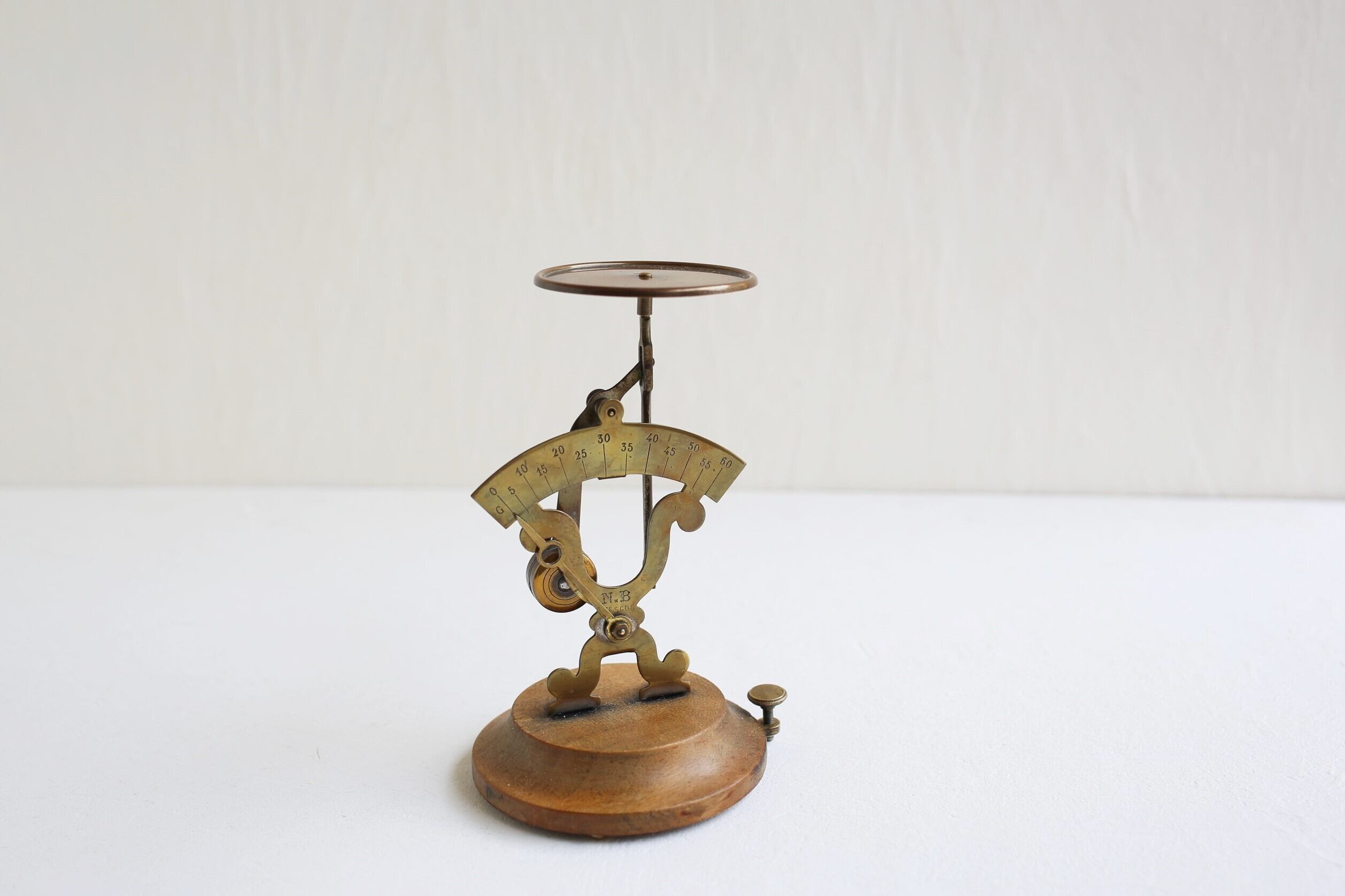 フランス アンティーク ヴィンテージ レタースケール 真鍮×木製台座(60g) N-03800