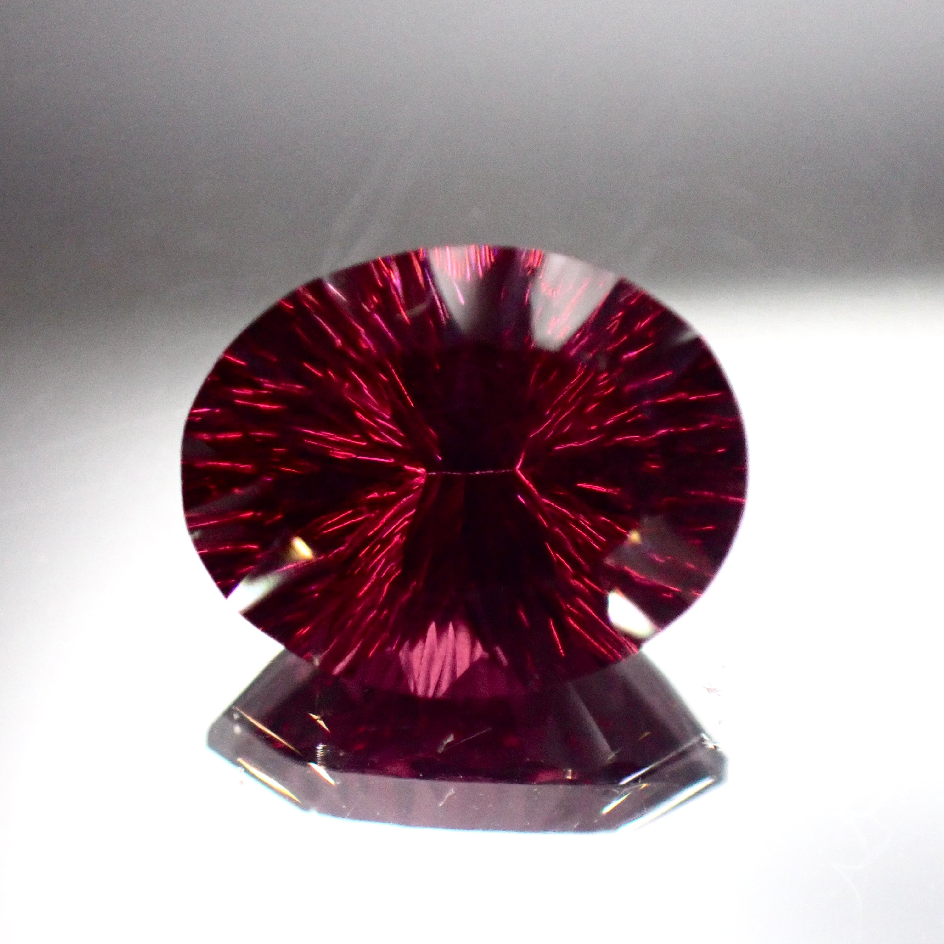 【Radiant Kiriko Cut®︎】躍動する光の幻想 2.0ct 天然 ガーネット