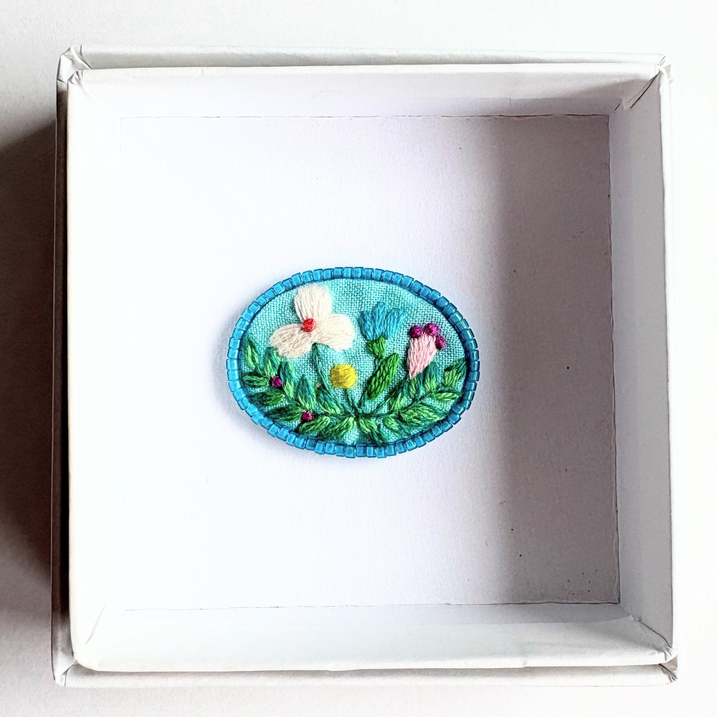 ビーズで飾った草花のミニ刺繍ブローチ【botanical】#387 | j.couture