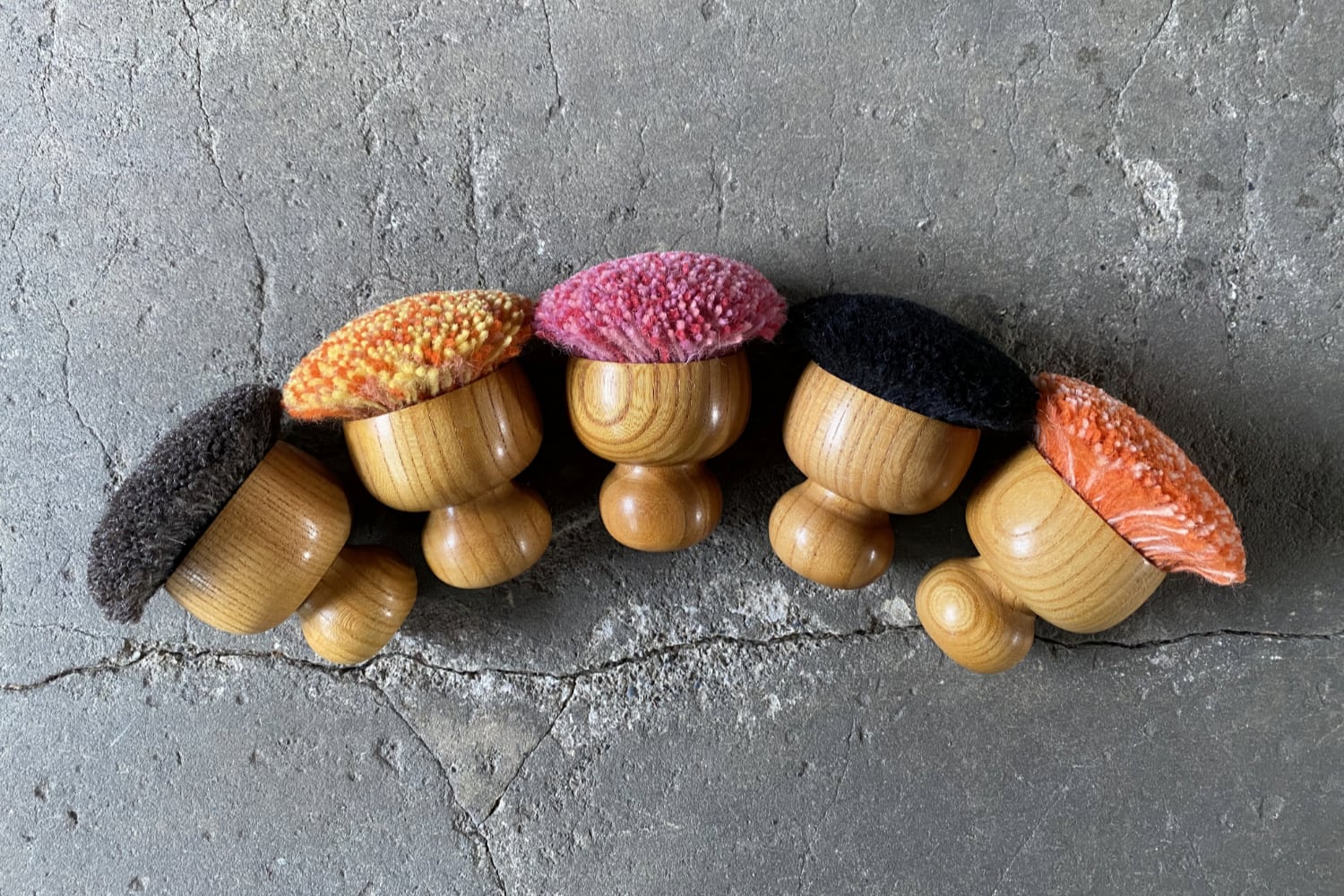 革用ブラシ〈べにばな〉 | 米沢緞通・滝沢工房｜Yonezawa-Dantsu