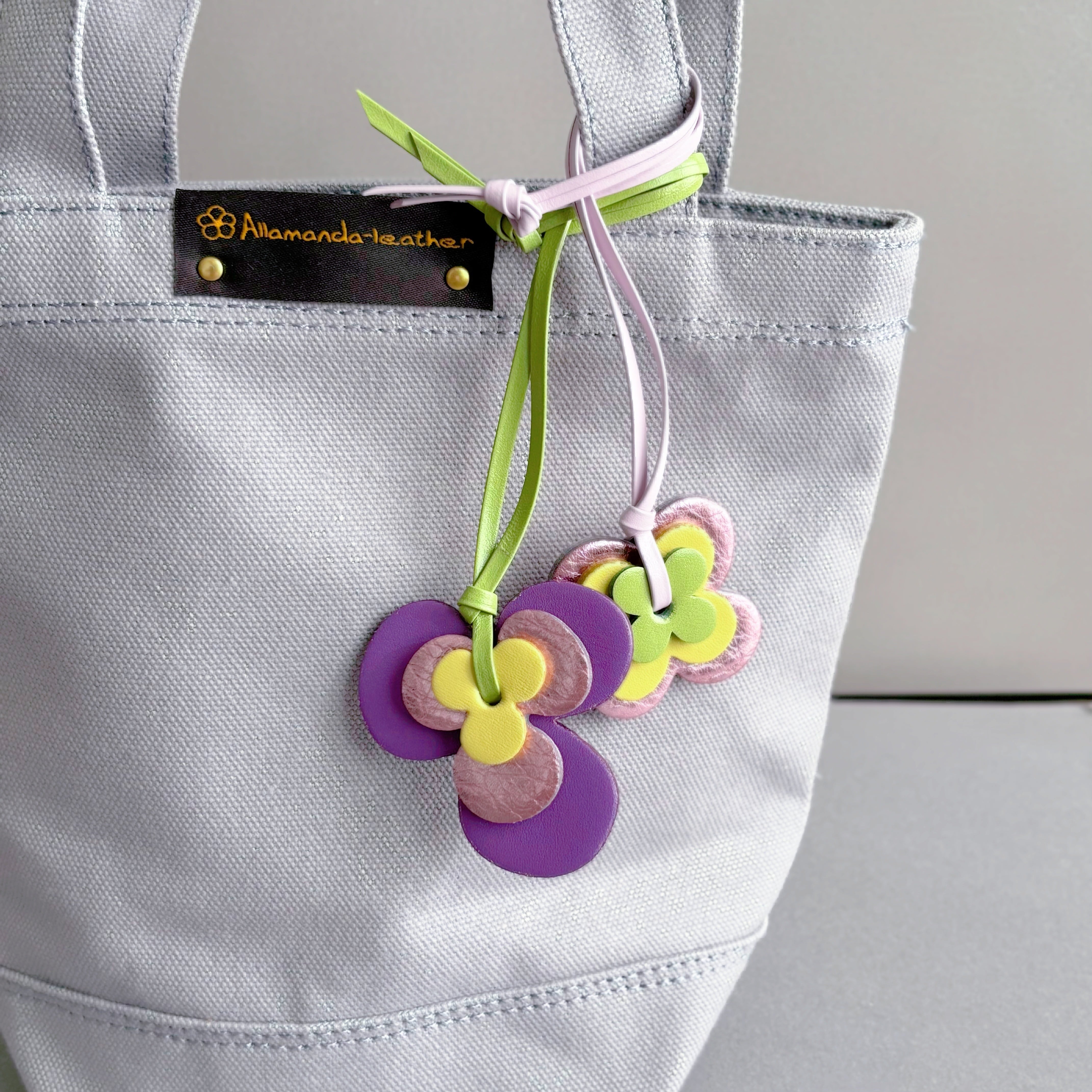 レザーフラワータッセル バッグチャーム(ホワイト) | Allamanda