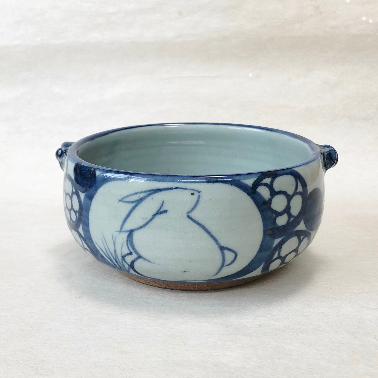 <赫三郎窯>染付 花うさぎ 双耳多用鉢 中