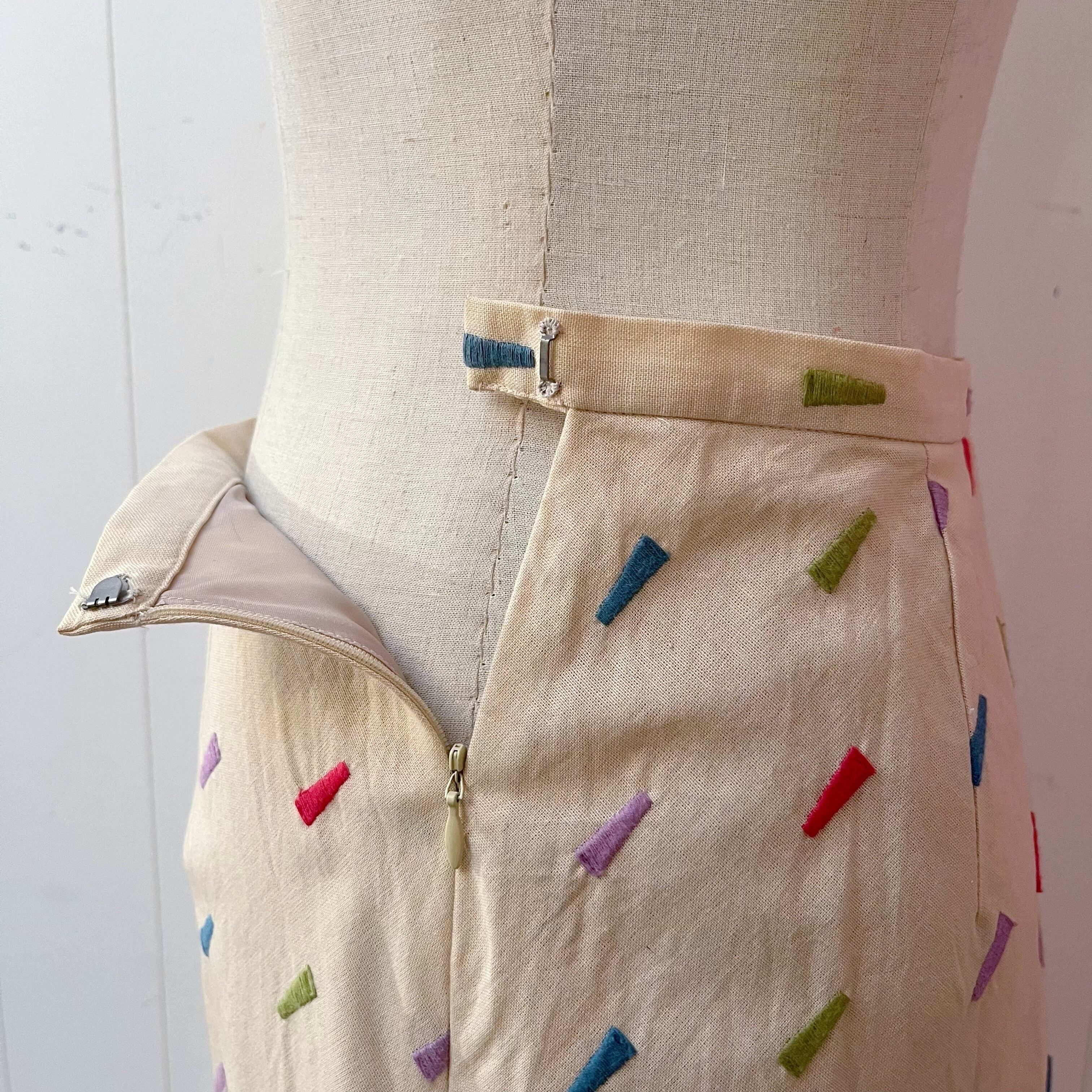 square embroidery semi tight skirt