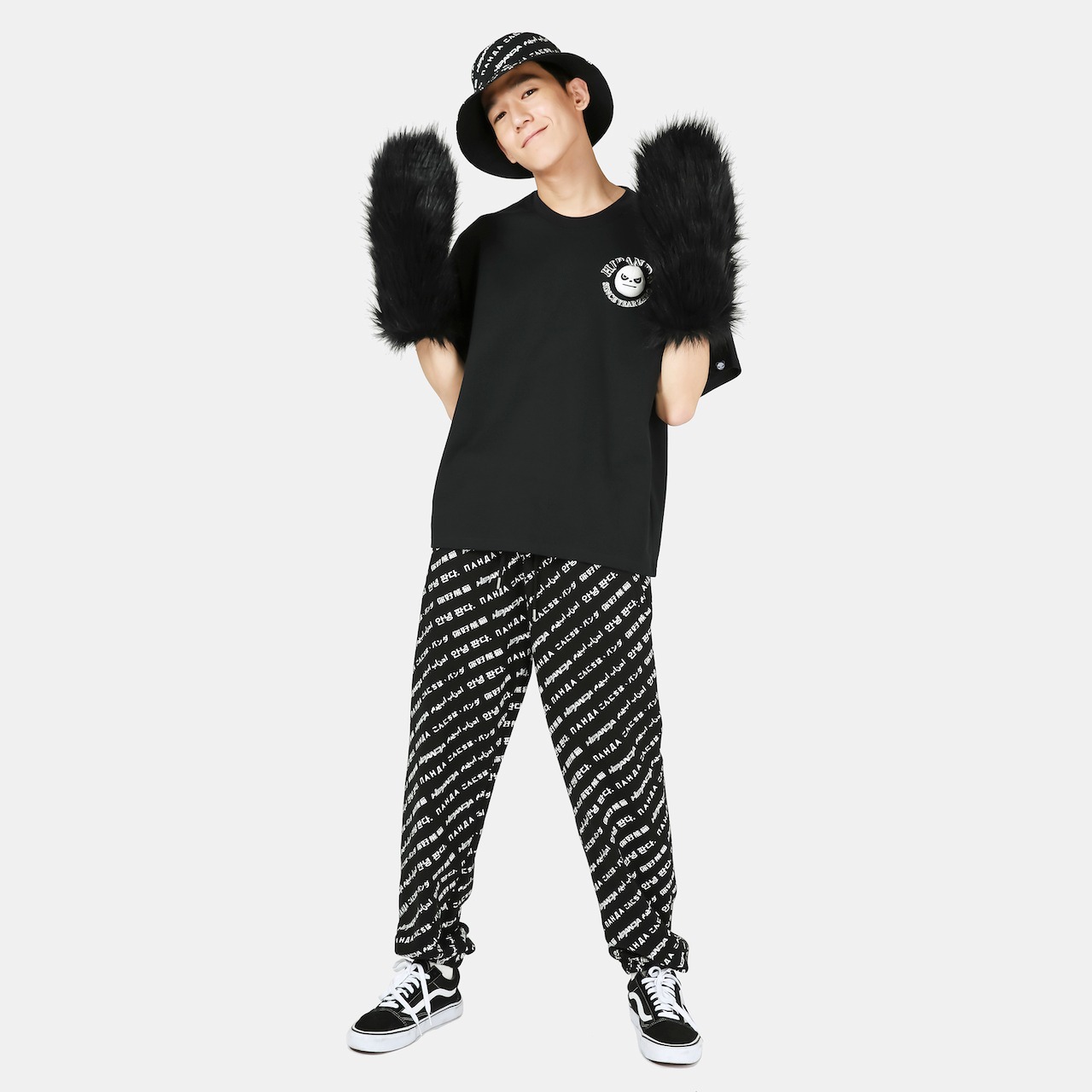 【HIPANDA ハイパンダ】メンズ チャームバッジ付 ドロップショルダー Tシャツ MEN'S DOLL HEAD BADGE DROP SHOULDER SHORT SLEEVED T-SHIRT / WHITE・BLACK