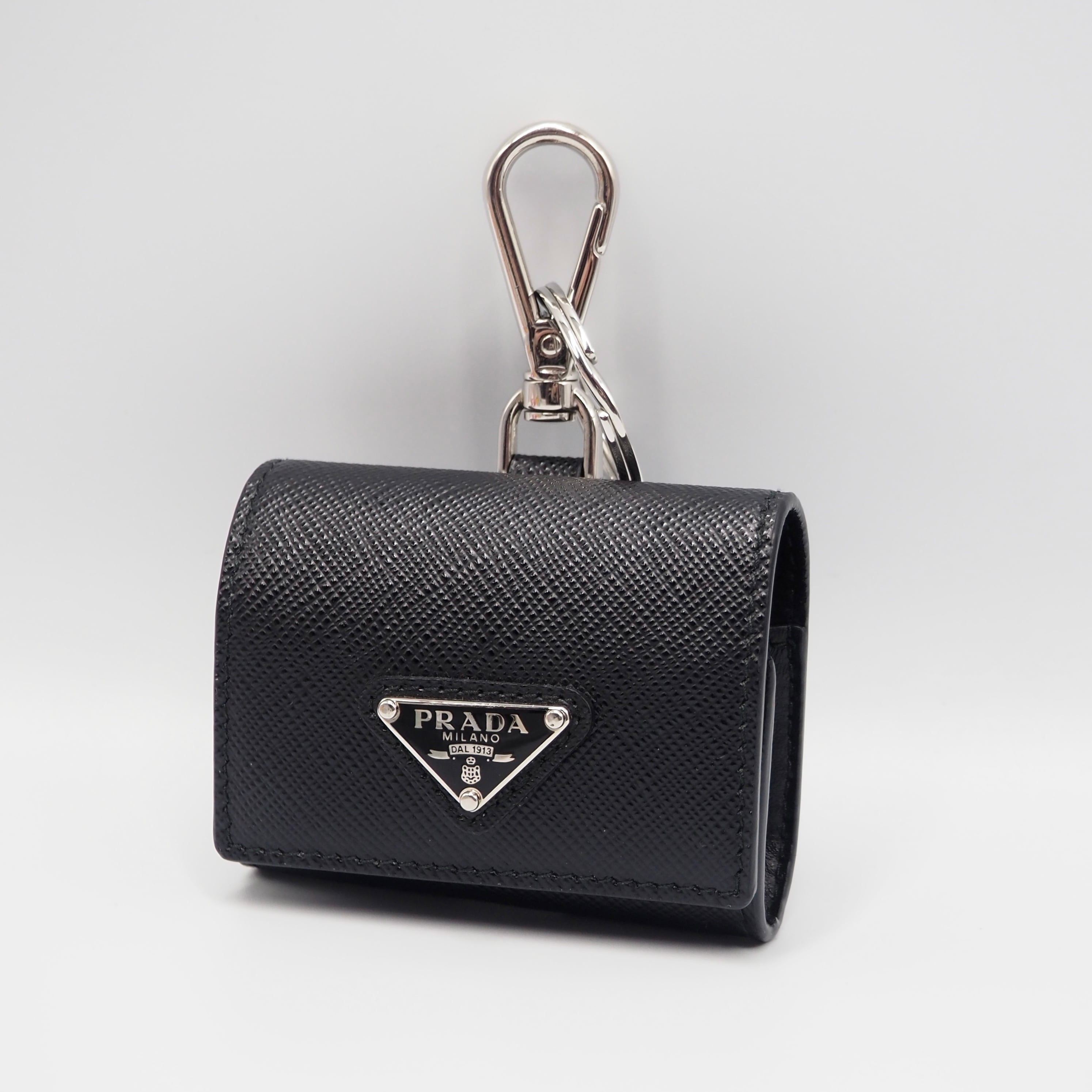 3/14掲載 PRADA サフィアーノ トライアングル Air Podsケース レザー ブラック プラダ