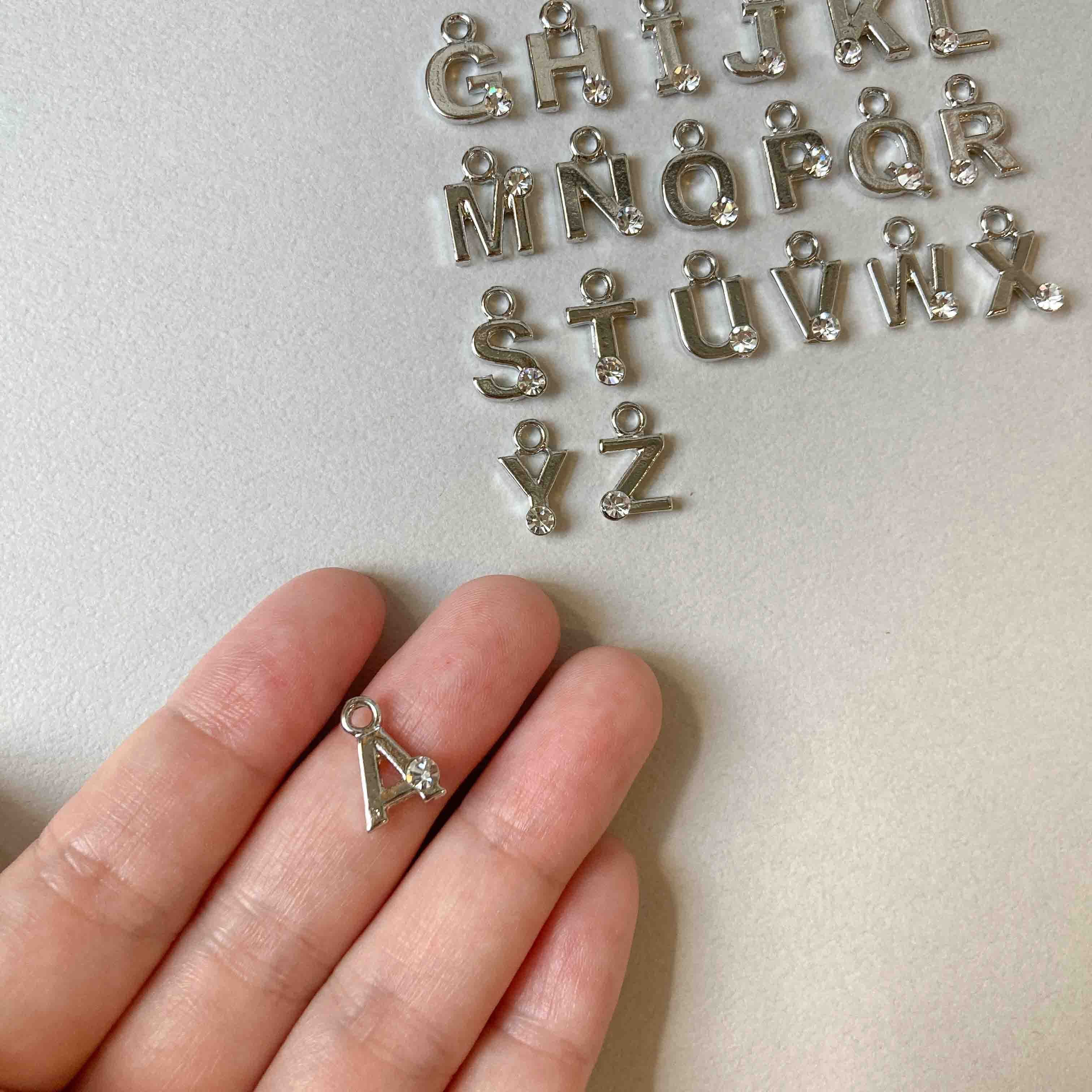 ビジュー付きアルファベットチャーム（シルバー） | Dua-アクセサリー