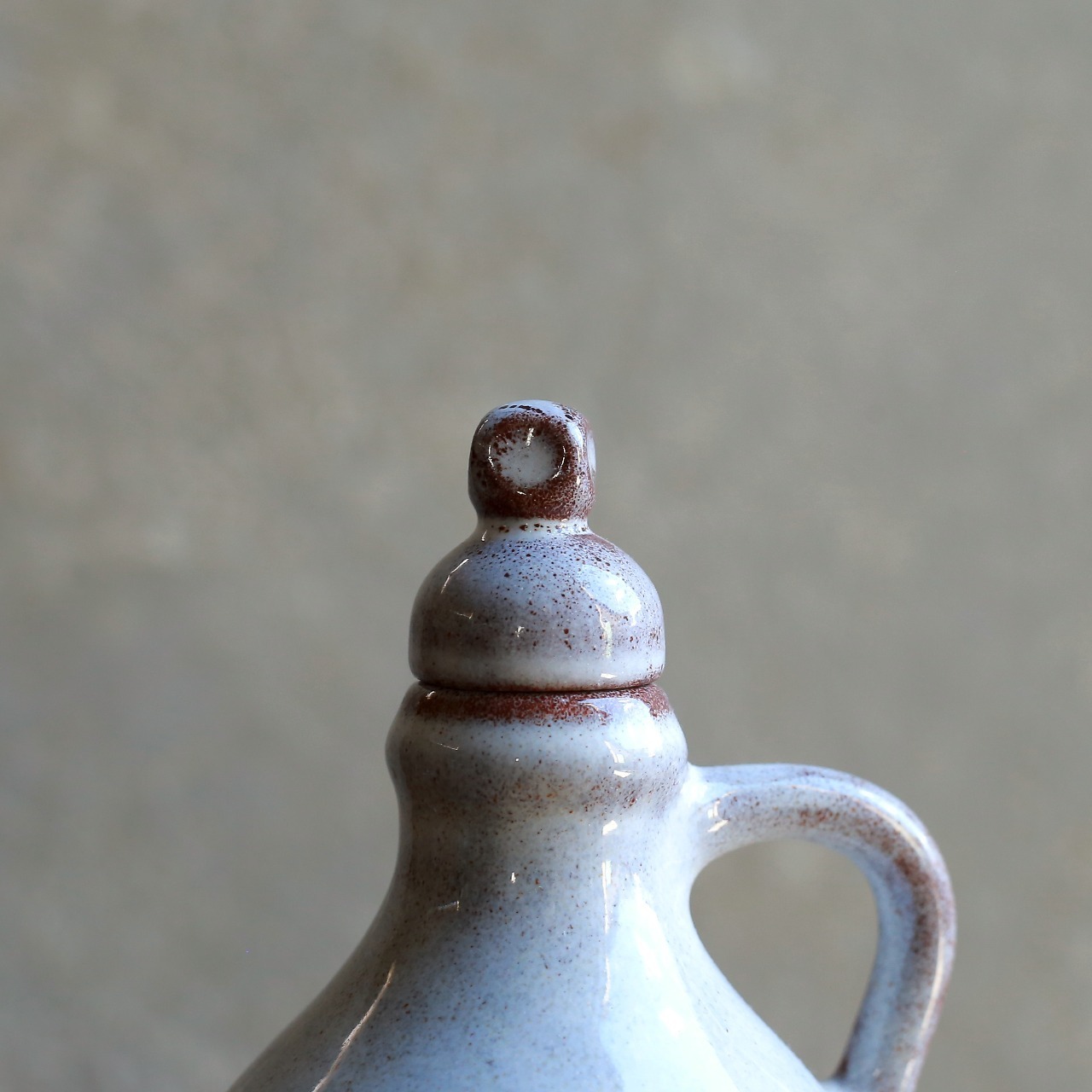 ぽってりかわいい、陶器のボトル