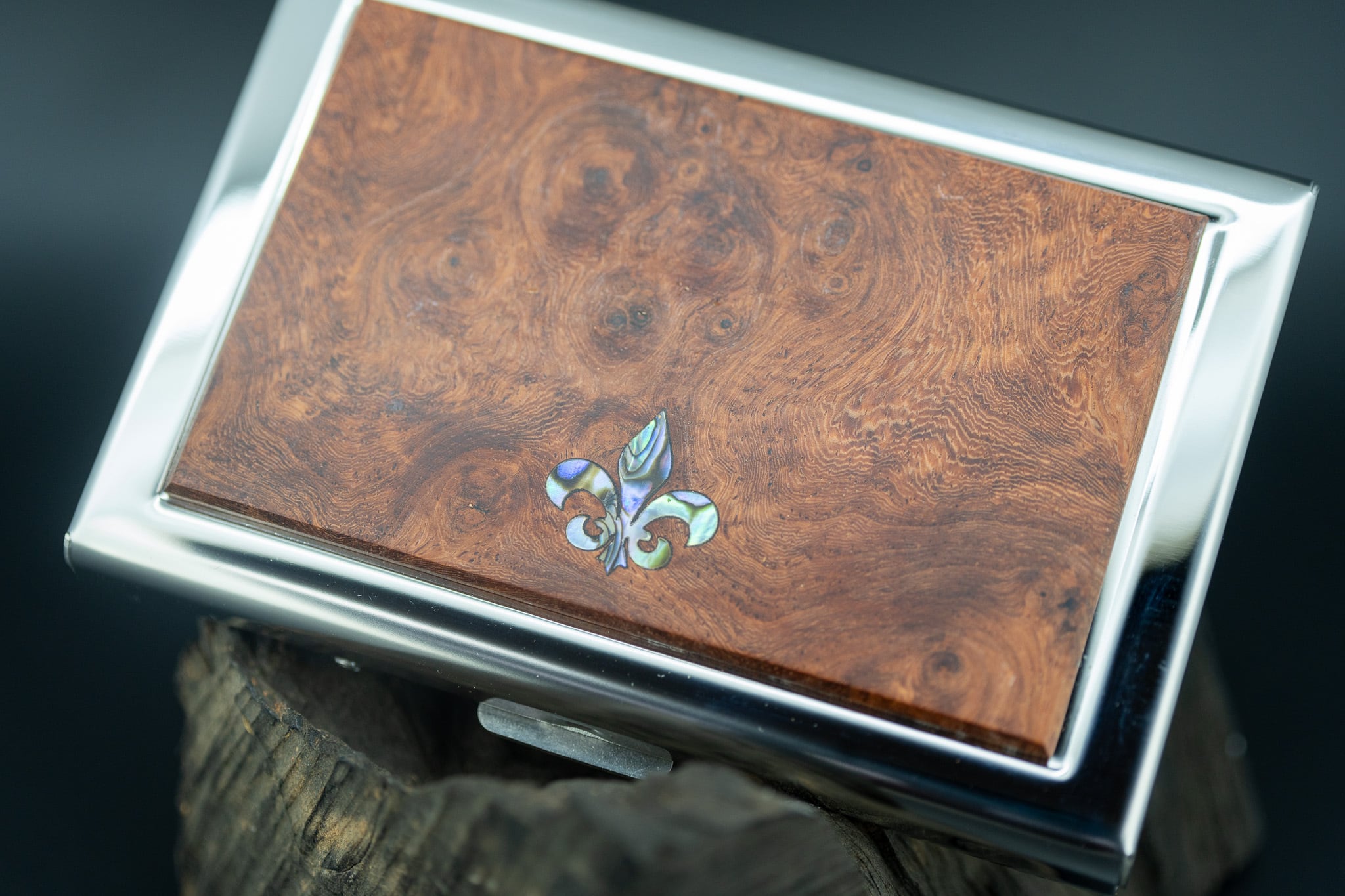 【朱色の銘木】 花梨瘤 カードケース silver フルールドリス 象嵌