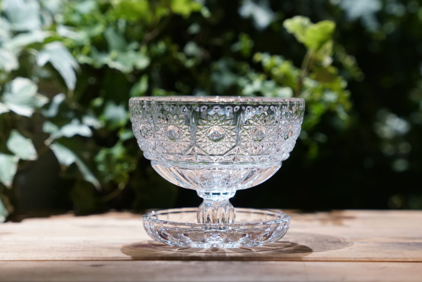 食卓に凍れる光の万華鏡を ボヘミアのコンポート皿a