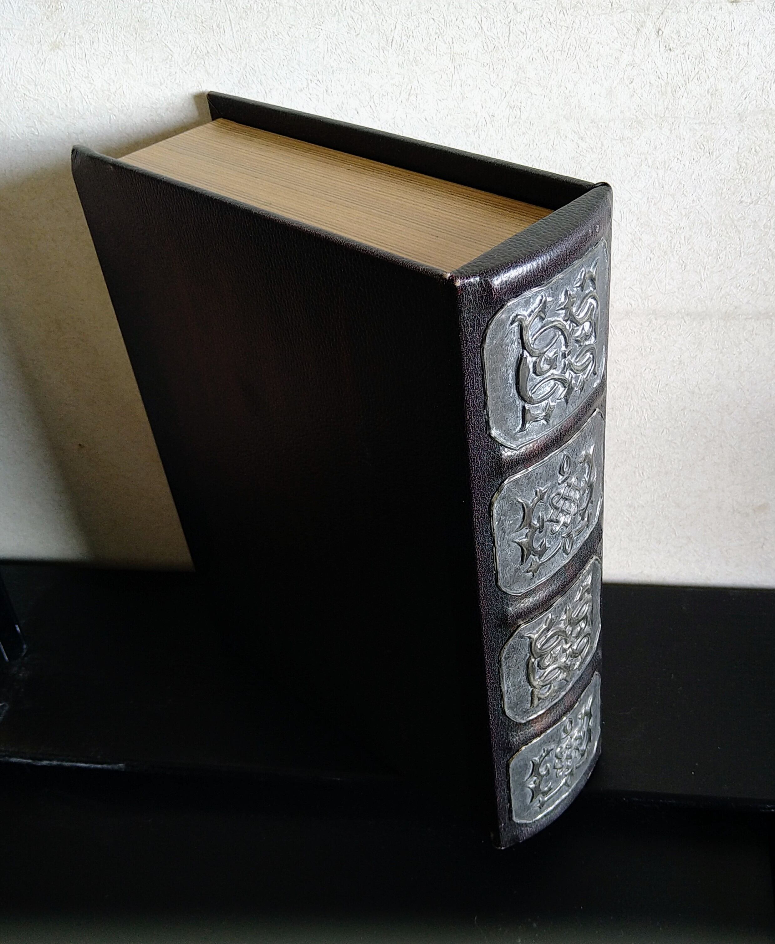 中世ライオン 本型小物入れ Medieval lion book type accessory case