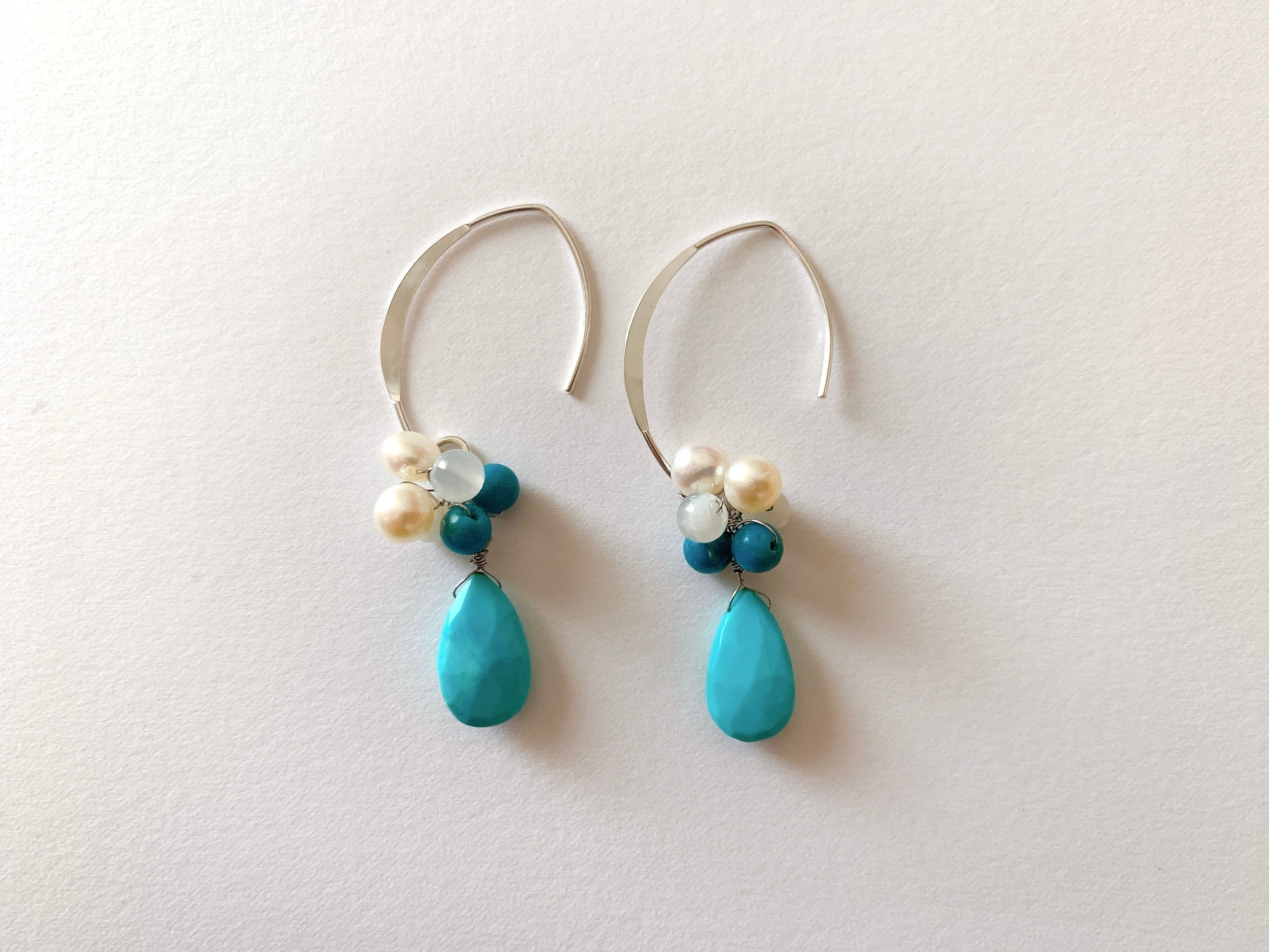 14kgf 天然石 ブルームーンのフロスティホワイトブーケトスのピアス