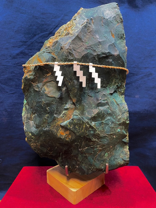 1) 魅惑の深緑！スーパー神聖「出雲石」御神体・超濃緑原石(台座付)特大サイズ