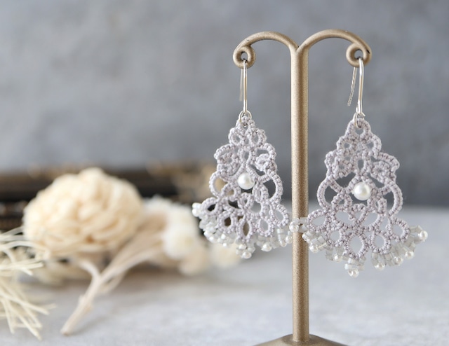 『タティングレースのエレガントグレーピアス（イヤリング）』