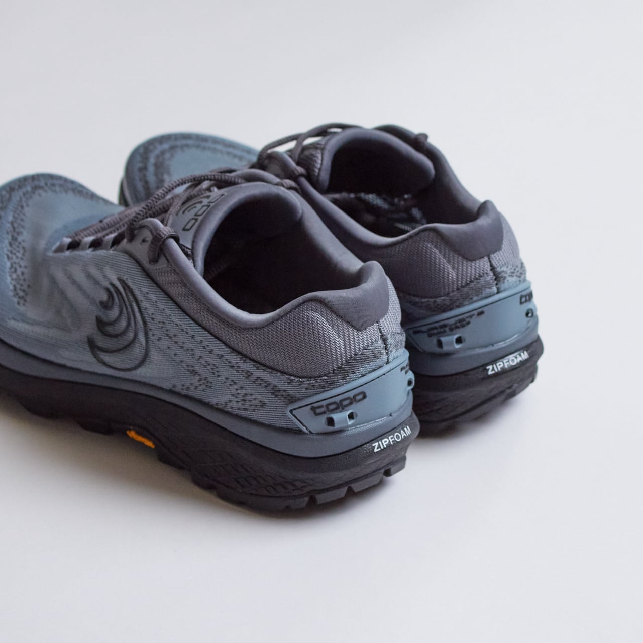 Topo Athletic（トポ アスレチック）PURSUIT 2 -Stone/Black MEN'S