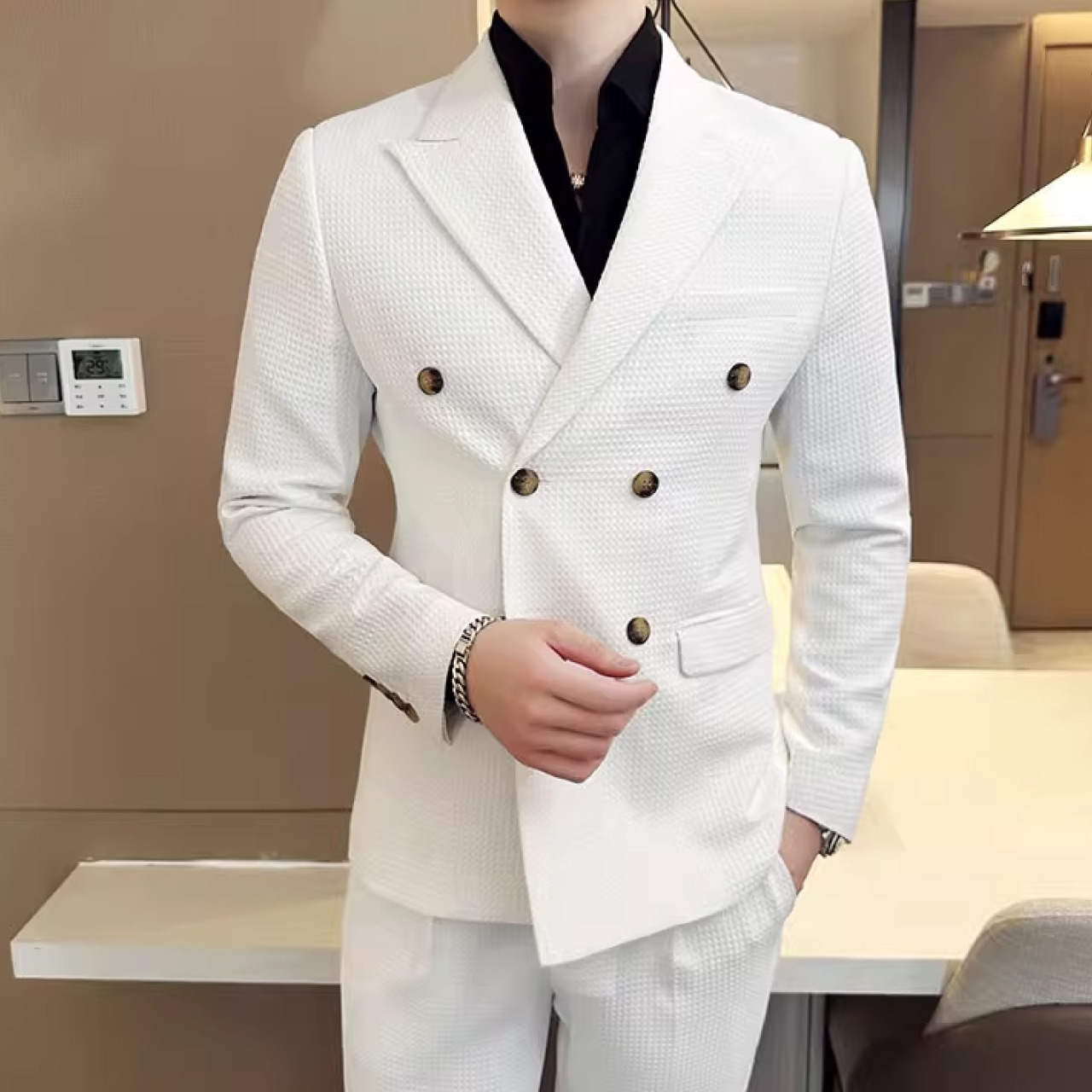 ビジネススーツとして最適なスリムダブルブレストスーツ　SU025