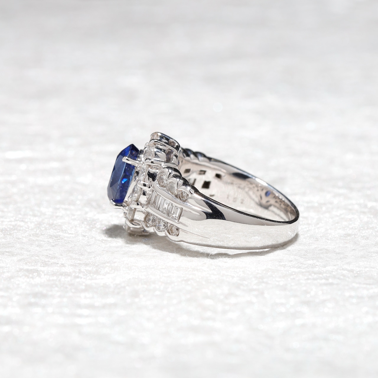 ロイヤルブルー サファイアリング pt900 / 3.080ct / DA 1.090ct