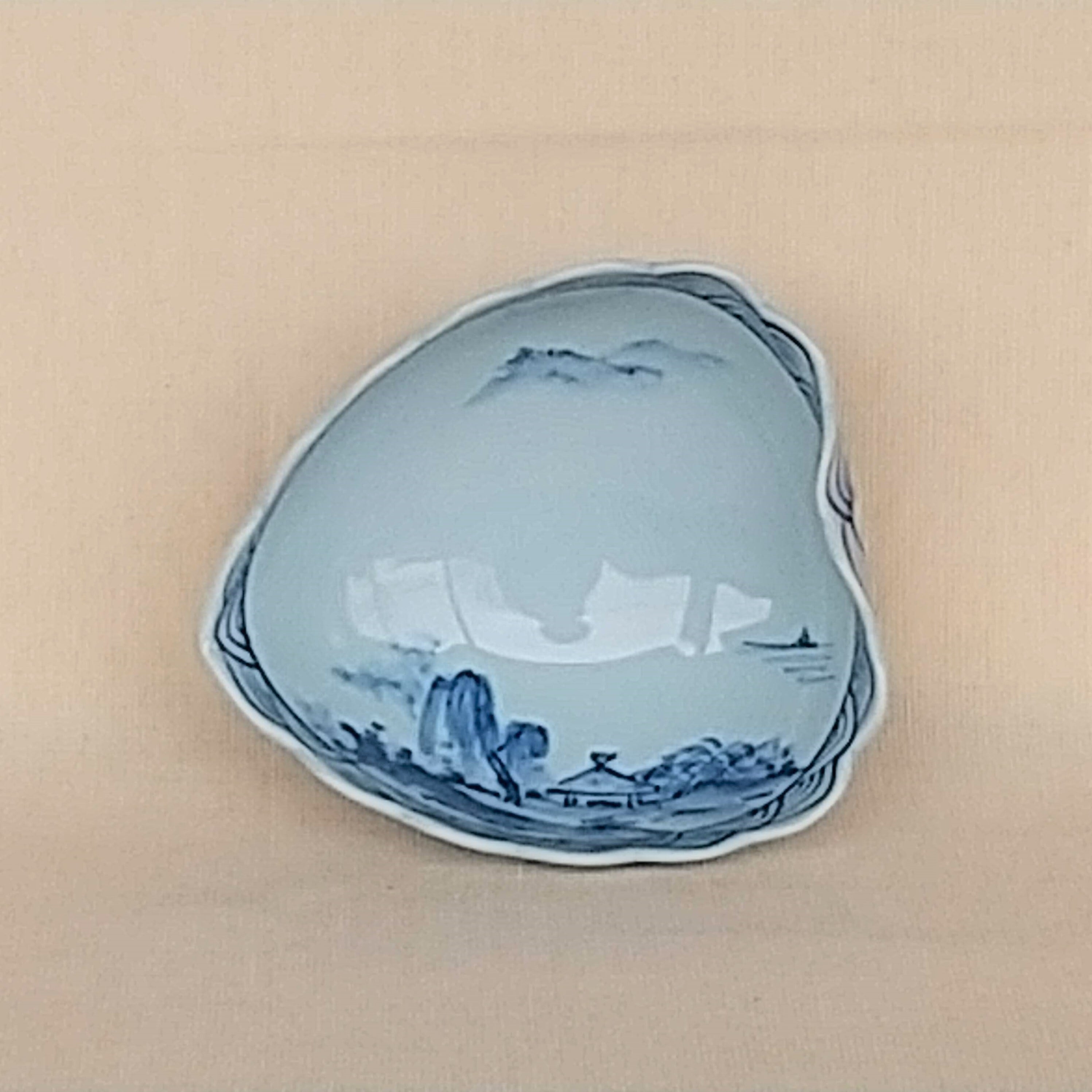 伐太郎窯 染付 青海波内山水 変型小鉢 | 有田焼作家の作品が買えるお店