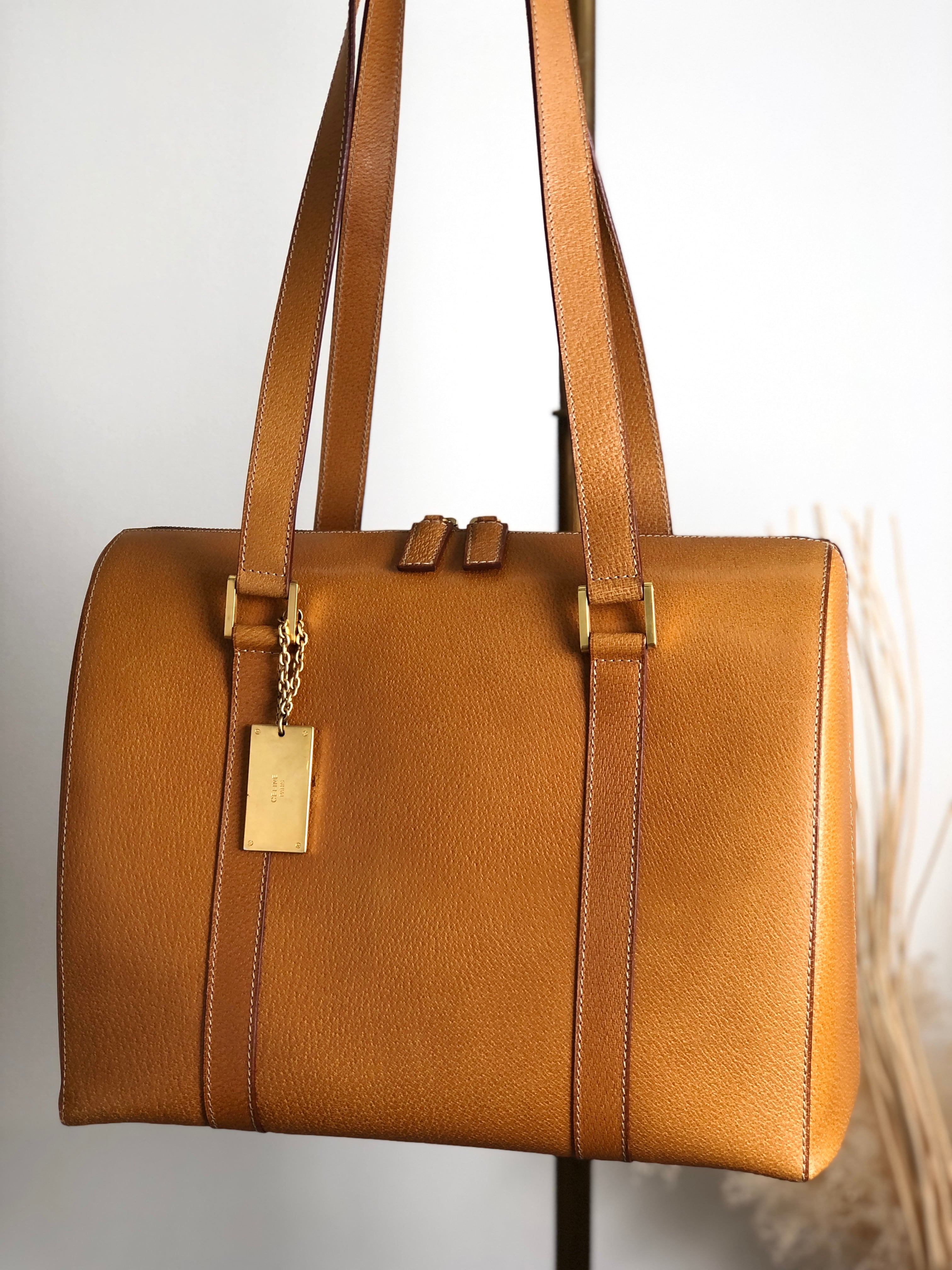 CELINE セリーヌ ショルダーバッグ キャメル ロゴチャーム CELINE セリーヌ ショルダーバッグ キャメル ロゴチャーム