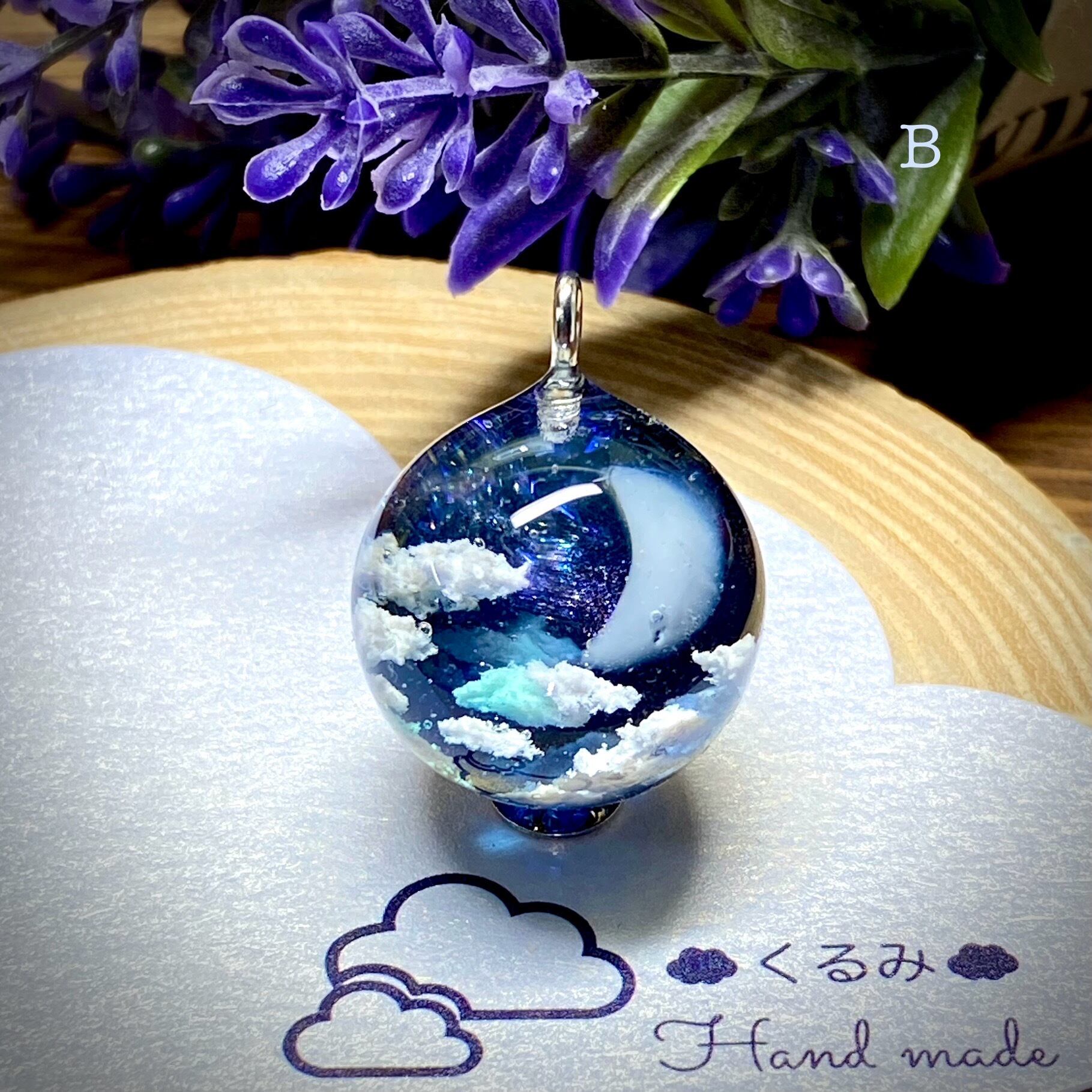 宇宙レジンペンダント 夜空 三日月と天の川 まん丸 B