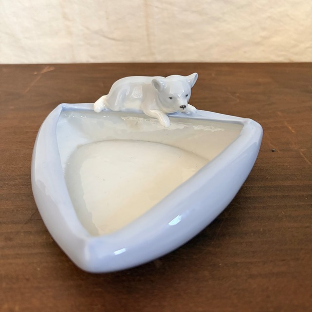 犬がいるトレイ