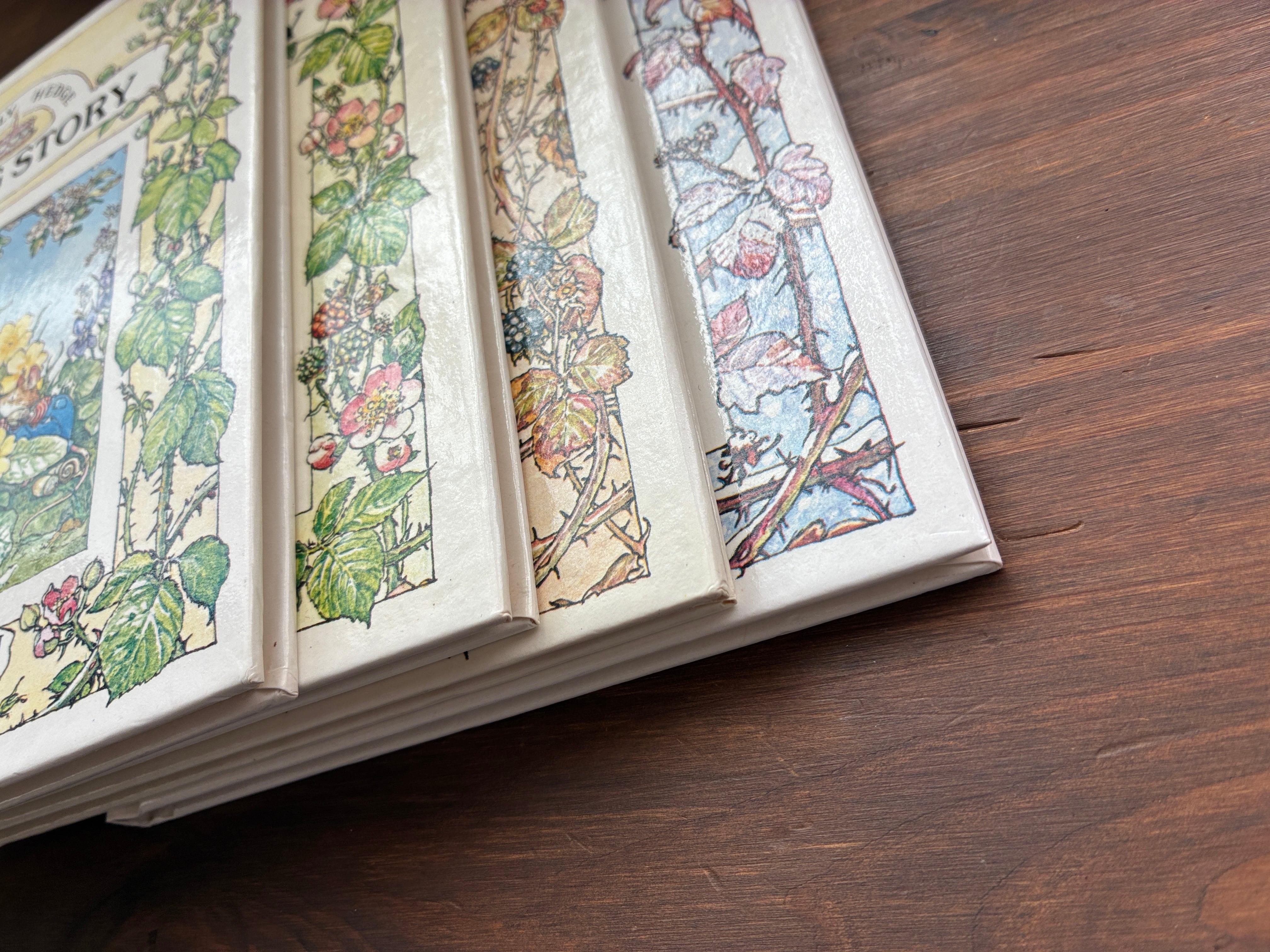BRAMBLY 　HEDGE (のばらの村のものがたり））