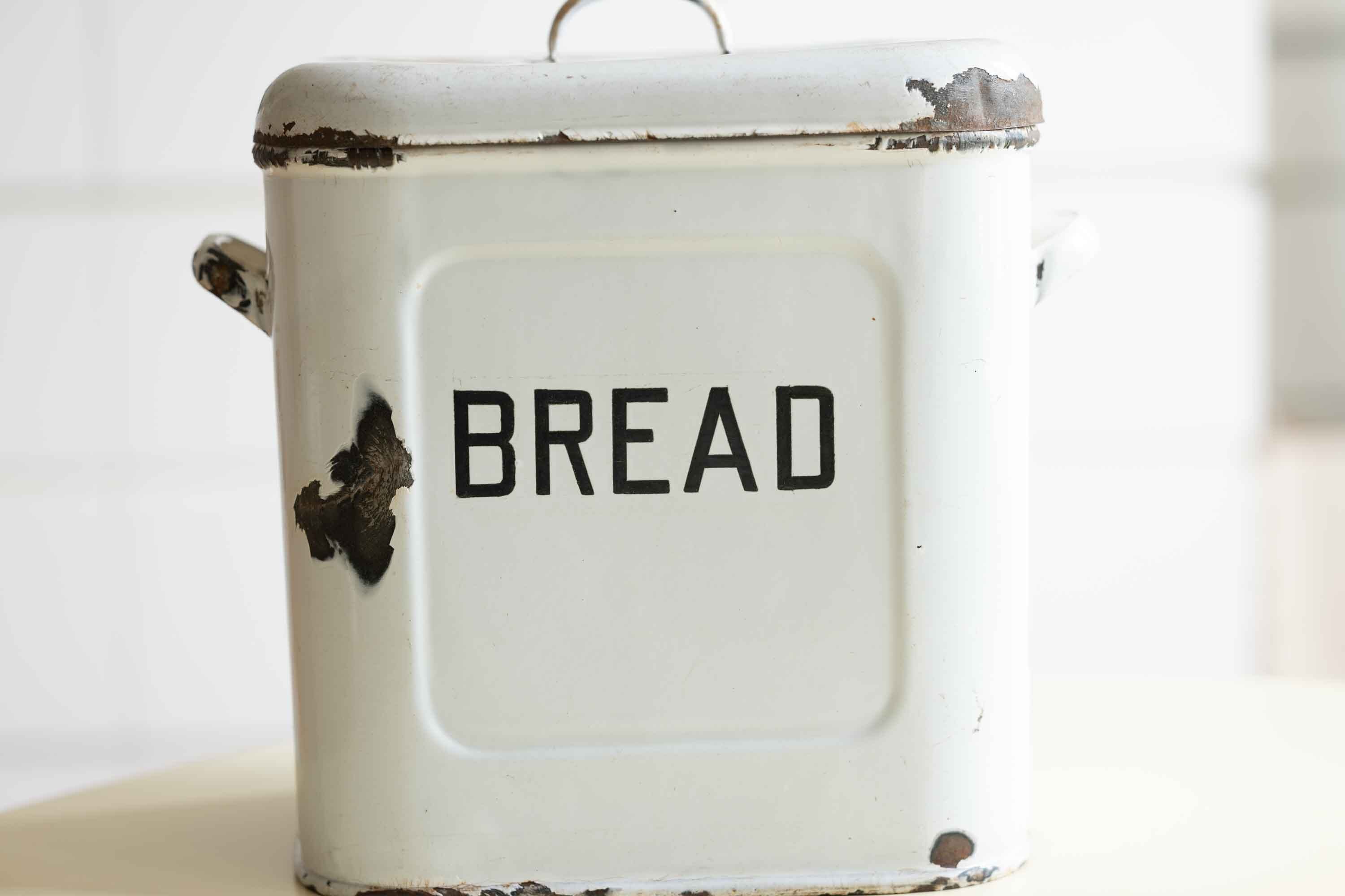 英国アンティーク ブレット缶 No.59 ドーム型 空気穴は花穴