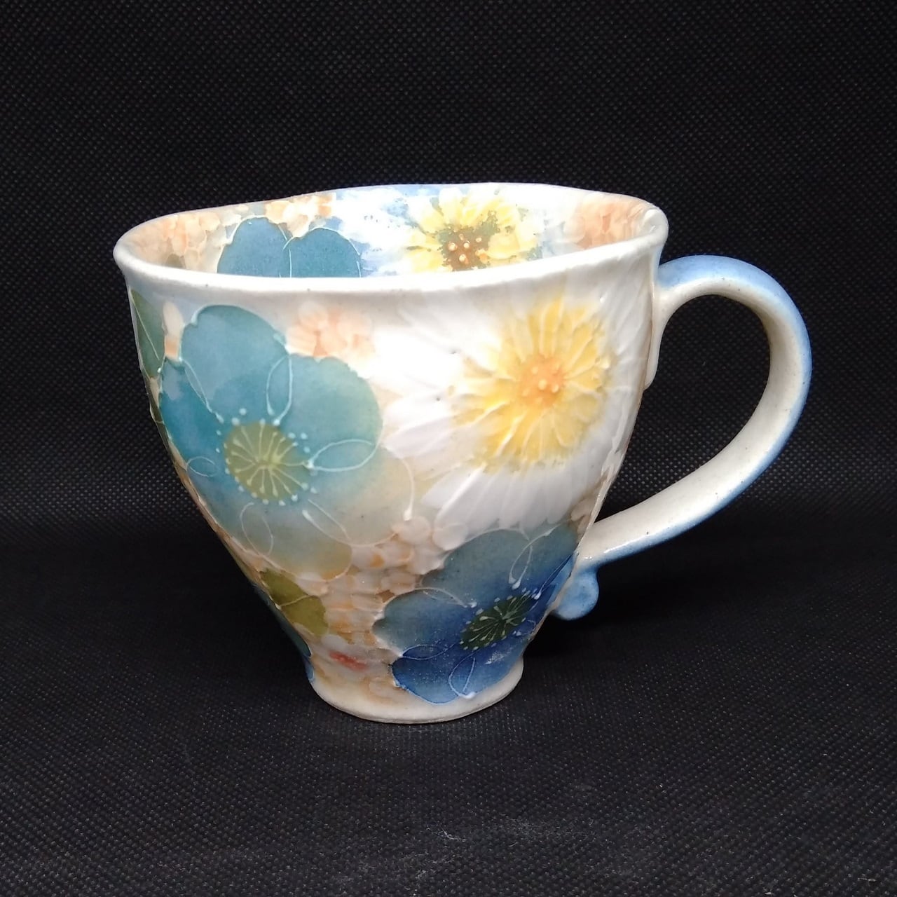 陶器製の灰色の丸壺


李朝白磁壺16世紀 Silver Kettle Pot with Phoenix-Shaped Spout 【藏六· 铜镜盖兽