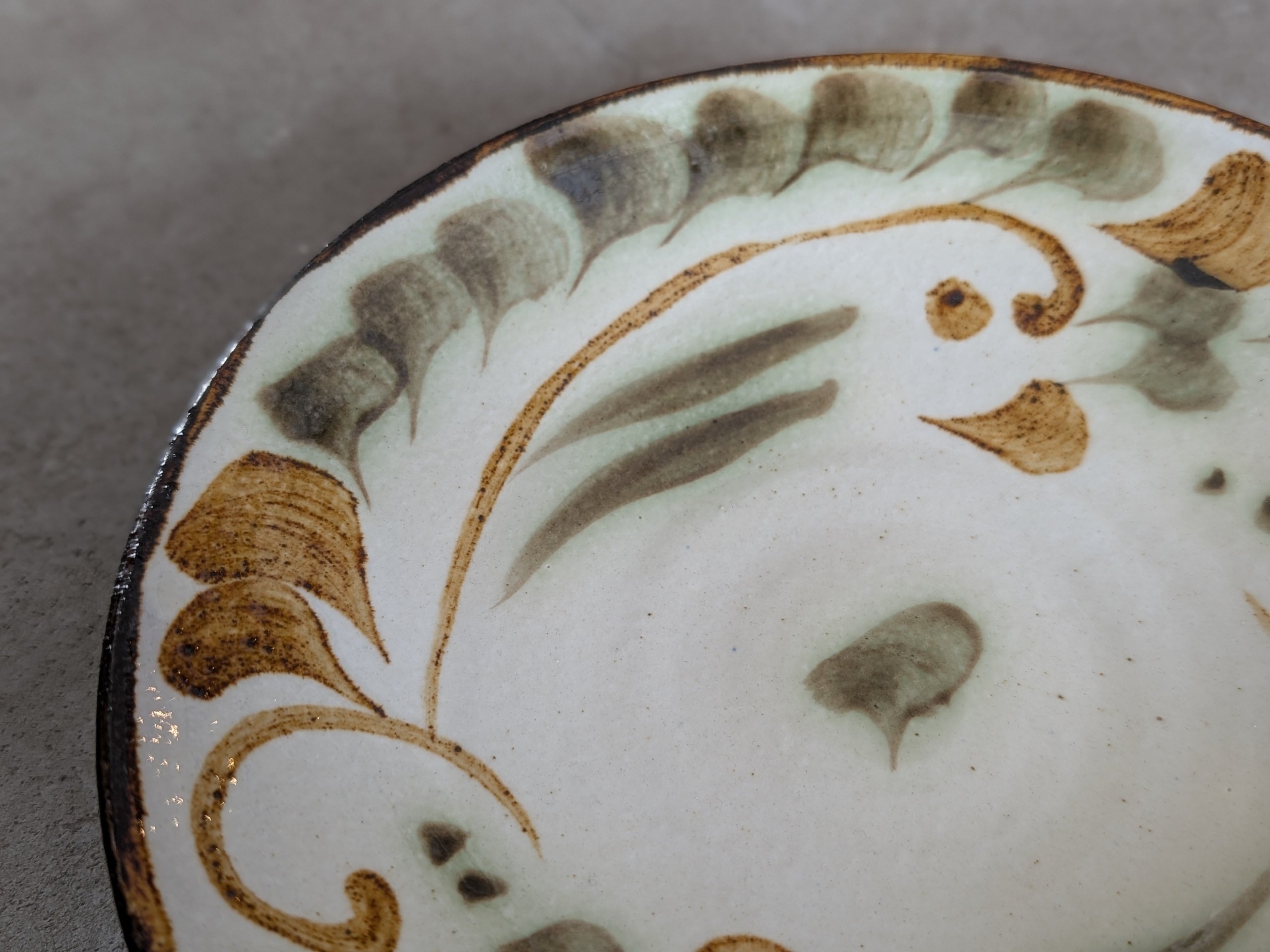 やちむん 皿7寸（染付唐草・緑） | やちむん工房 與那嶺 | inoya