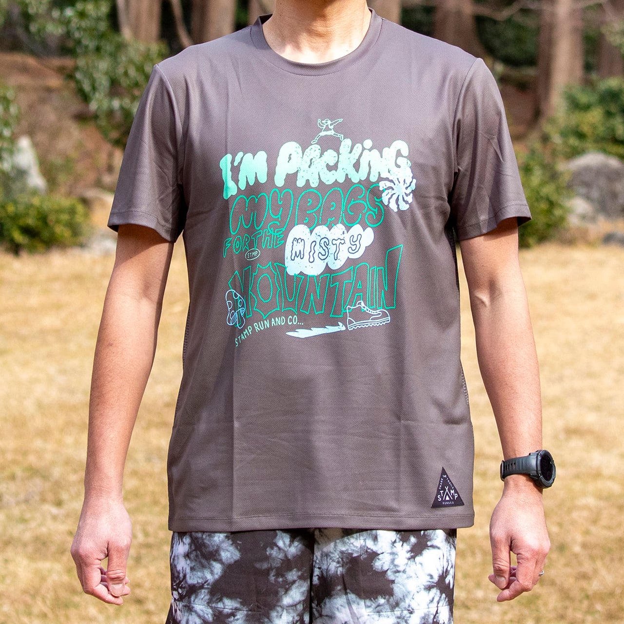 STAMP GRAPHIC RUN TEE (MISTY MOUNTAIN) | STAMP Run&Co