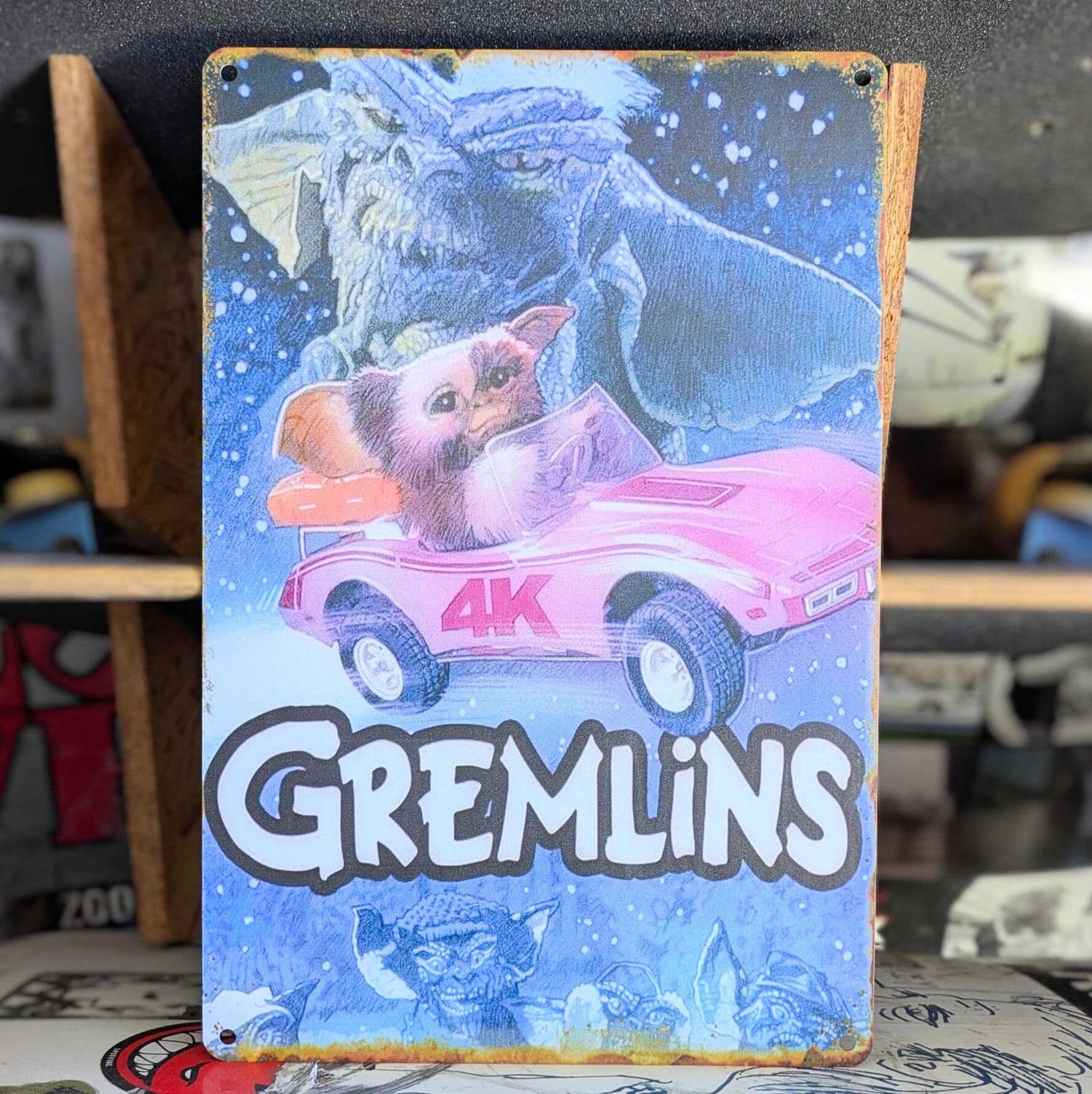 送料無料！ちょうどいいブリキ看板【 Gremlins （ グレムリン ）】ギズモ スポーツカー / ストライプ / METAL SIGN / メタルサイン / ブリキ看板 / サインボード / ビンテージ加工 〚アメリカン雑貨 アメトイ〛