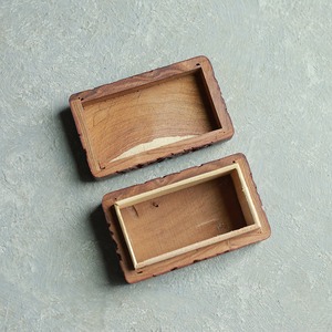 ゴールドのゾウが見守る木箱 2