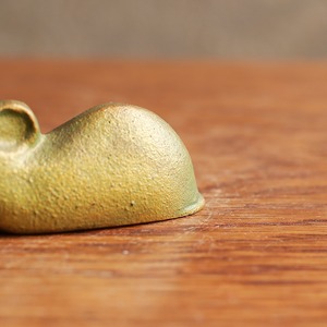 空を見上げる、小さなネズミのペーパーウェイト