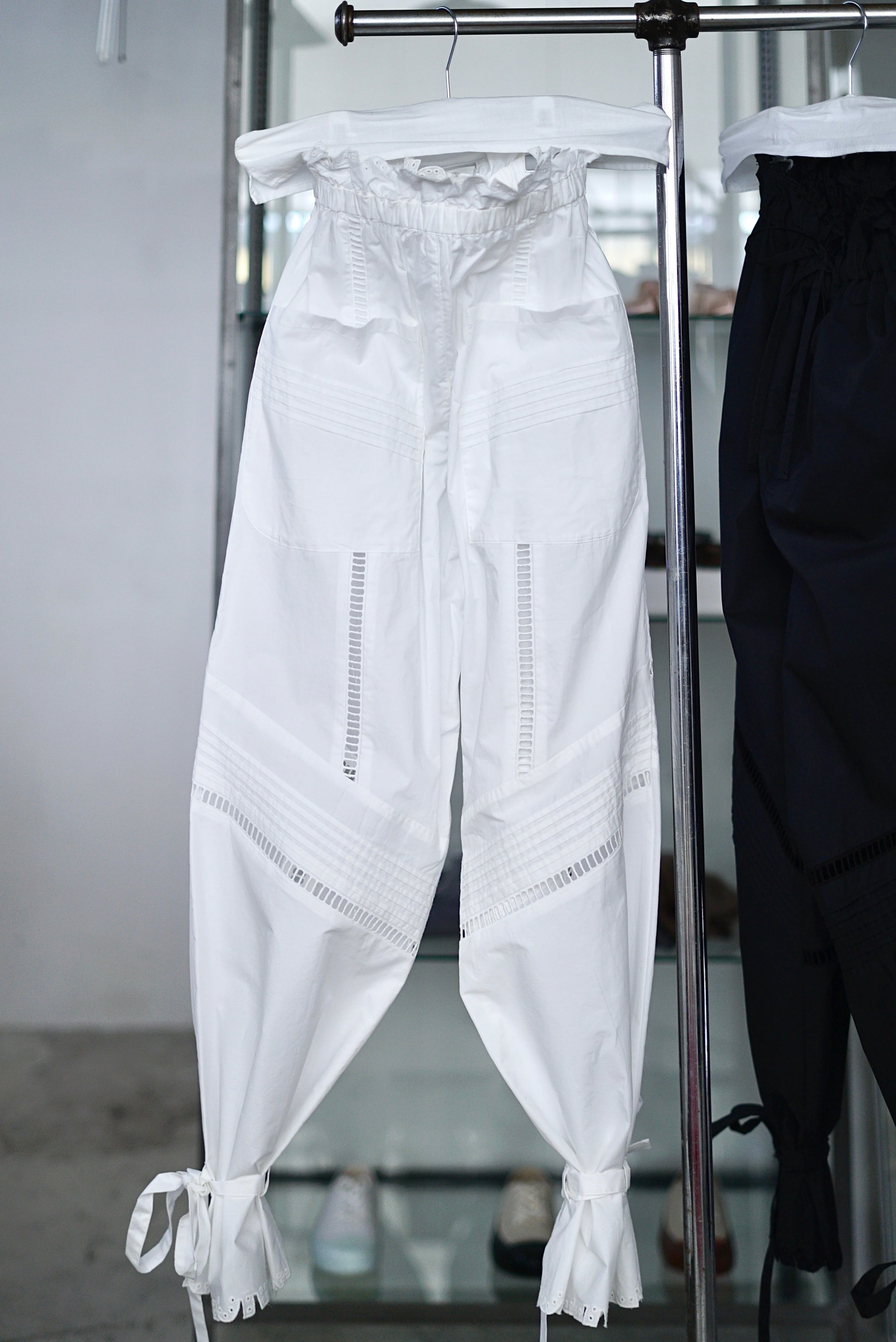 JUN MIKAMI / CUT RUFFLE PANTS (WHITE, NAVY, BLACK) | JUQUI Online