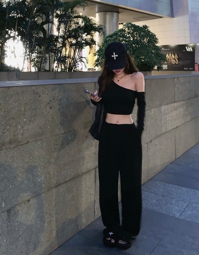 ブラックワンショルダークロップトップス