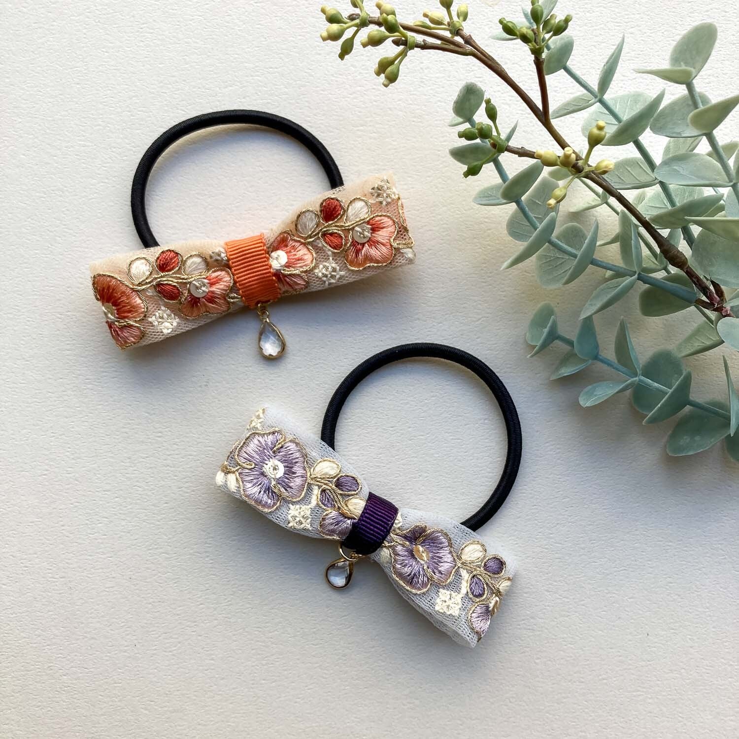 お花刺繍リボンとドロップチャームのヘアゴム