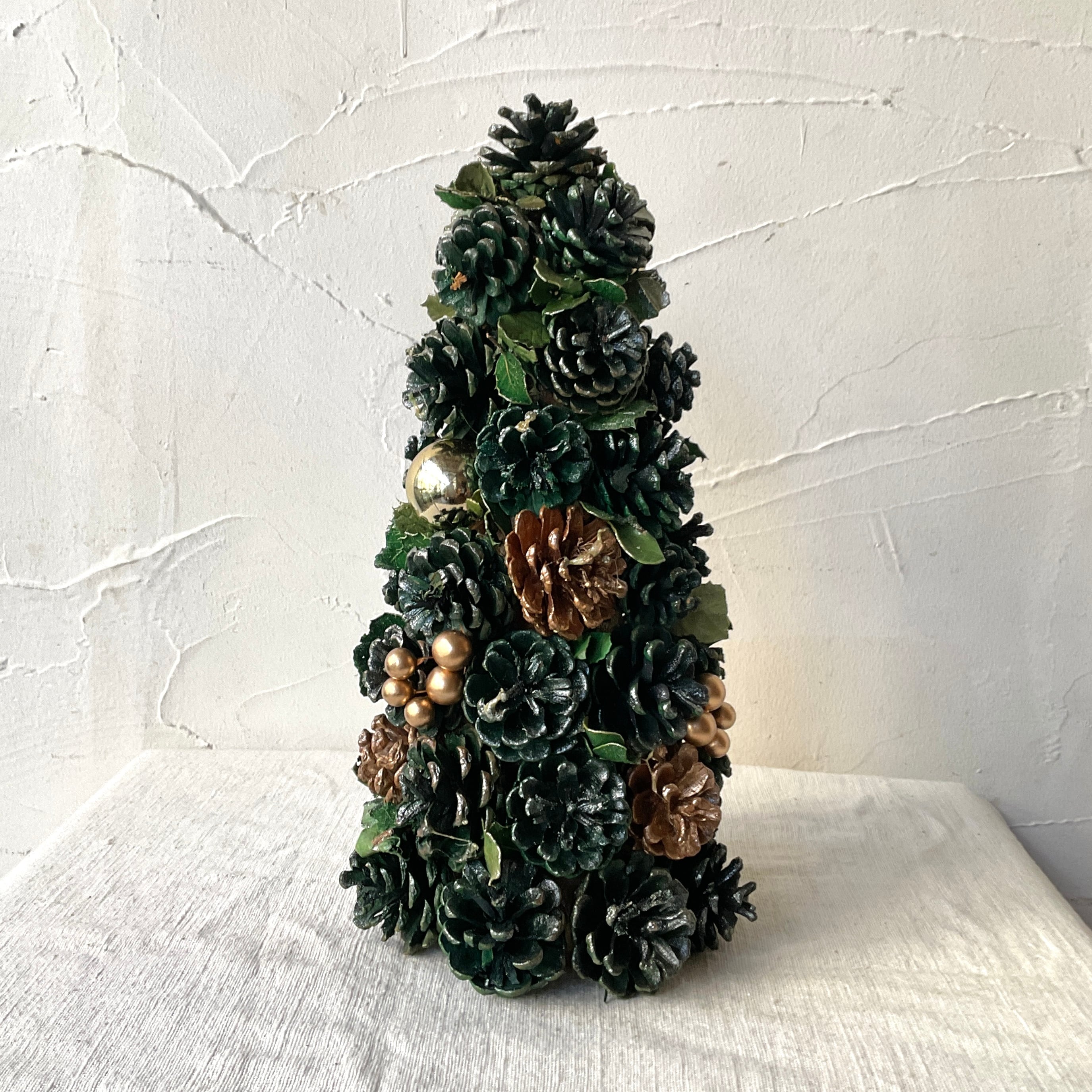 松ぼっくりのクリスマスツリーM 8423367