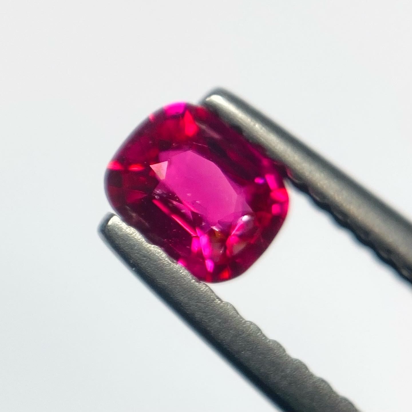 鮮やかなピンクレッドスピネル
