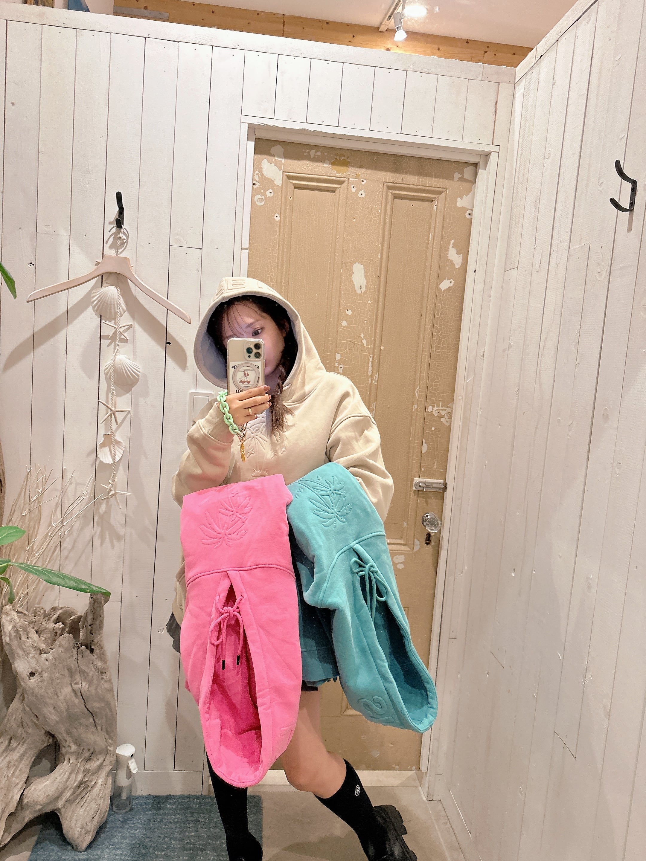 LIFEis エンボス裏起毛フーディー ￥12,000(￥13,200)
