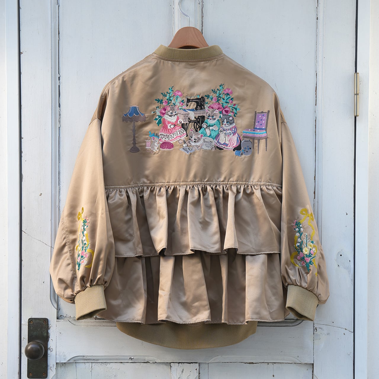 刺繍フリルジャケット“Crafting Cats Frill Jacket” (Beige
