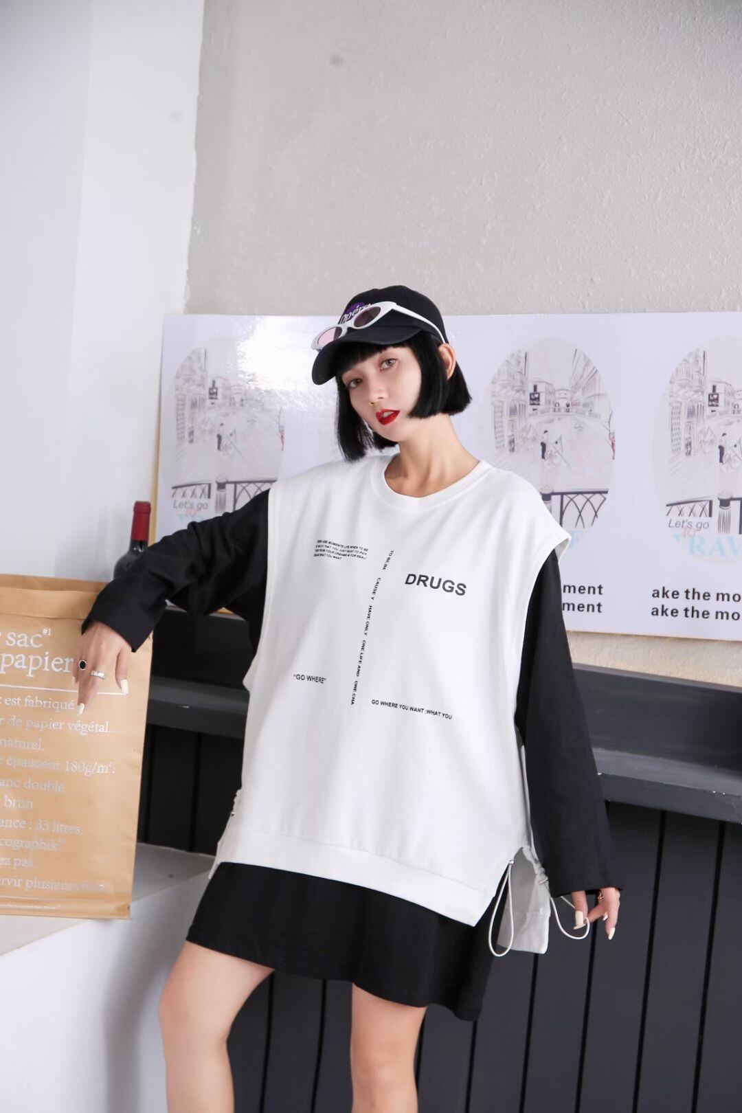 サイドスリットトップス