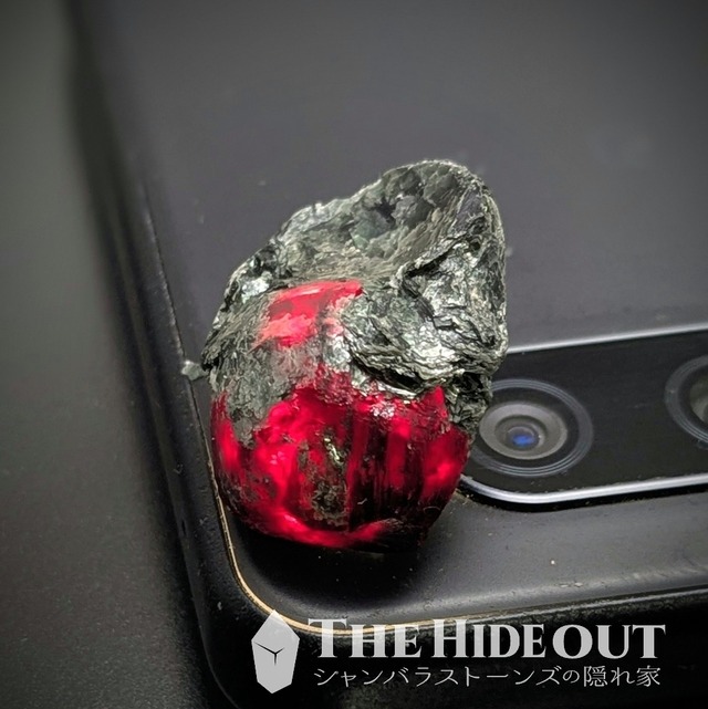 ヒマラヤ産鉱物原石標本024 サンクワサバ地区産アルマンディンガーネット　いよいよ残り僅か、雲母片岩付き蟲マンディン