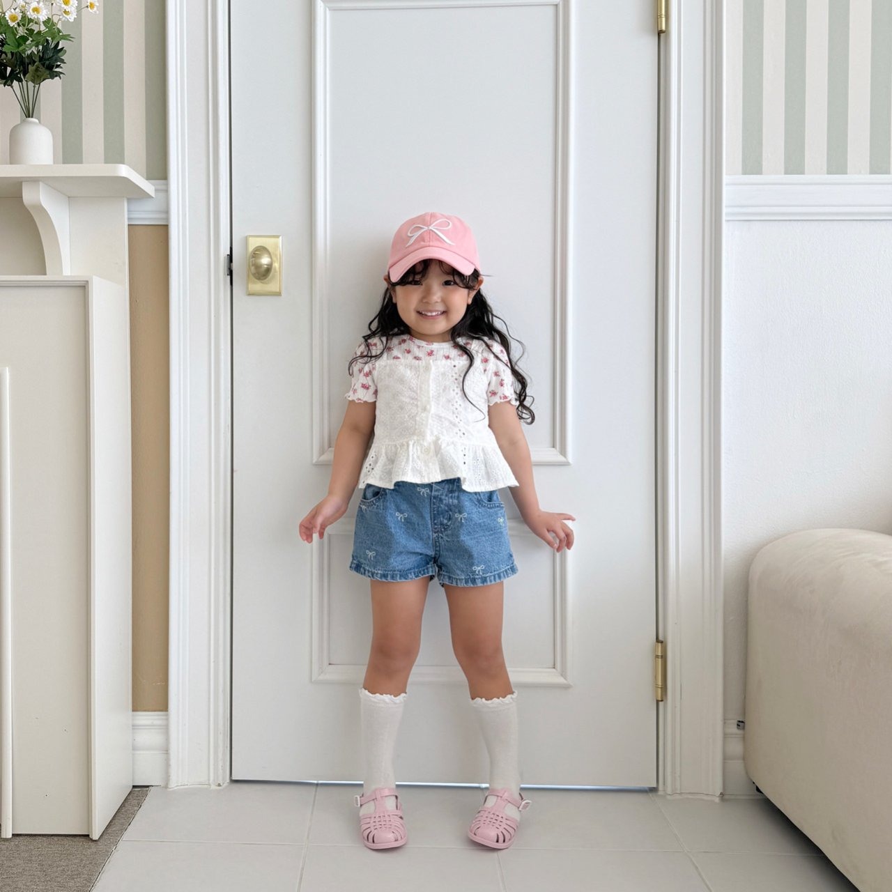 [MIDDLE NAME] needlepoint sleeveless blouse / [미들네임] 자수나시블라우스