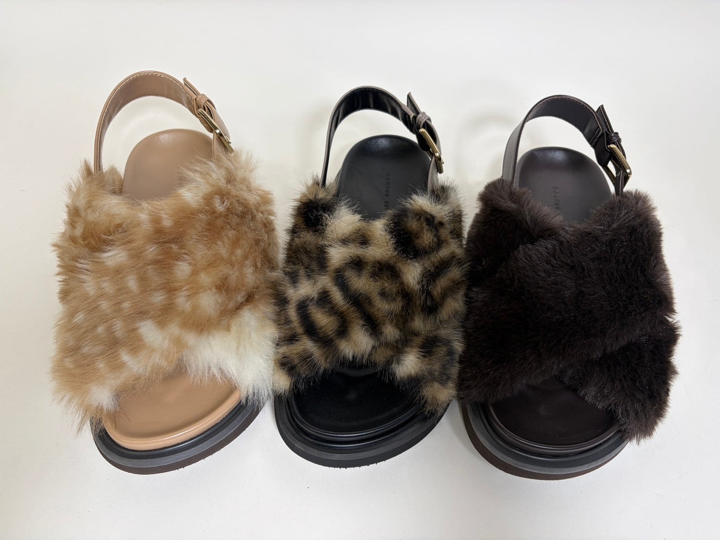 【7月中旬頃お届けのご予約】ATELIER BRUGGE アトリエブルージュ Fur cross sandals(ファーサンダル)(26KS-36)
