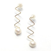 パッと明るく！ジグザグ淡水パールピアス sl2_5_20200423pp10