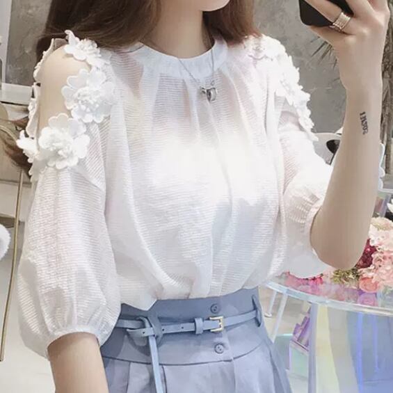 トップス レディース ブラウス 五分袖 五分袖トップス ふんわり ふんわり袖 肩出しトップス 可愛い かわいい きれいめ 上品 おしゃれ お洒落 オシャレ 大人可愛い ラブリー キュート セクシー ナチュラル 透け感 エレガント S M L XL 2XL 3XL 大きいサイズ ビッグサイズ ホワイト ライトブルー フラワー 花 春 夏 誕生日 送料無料 ランチ ディナー 記念日 学生 大学生 デート お出かけ ショッピング 買い物 公園 ピクニック 女子会 休日 旅行 リゾート イベント ファッション