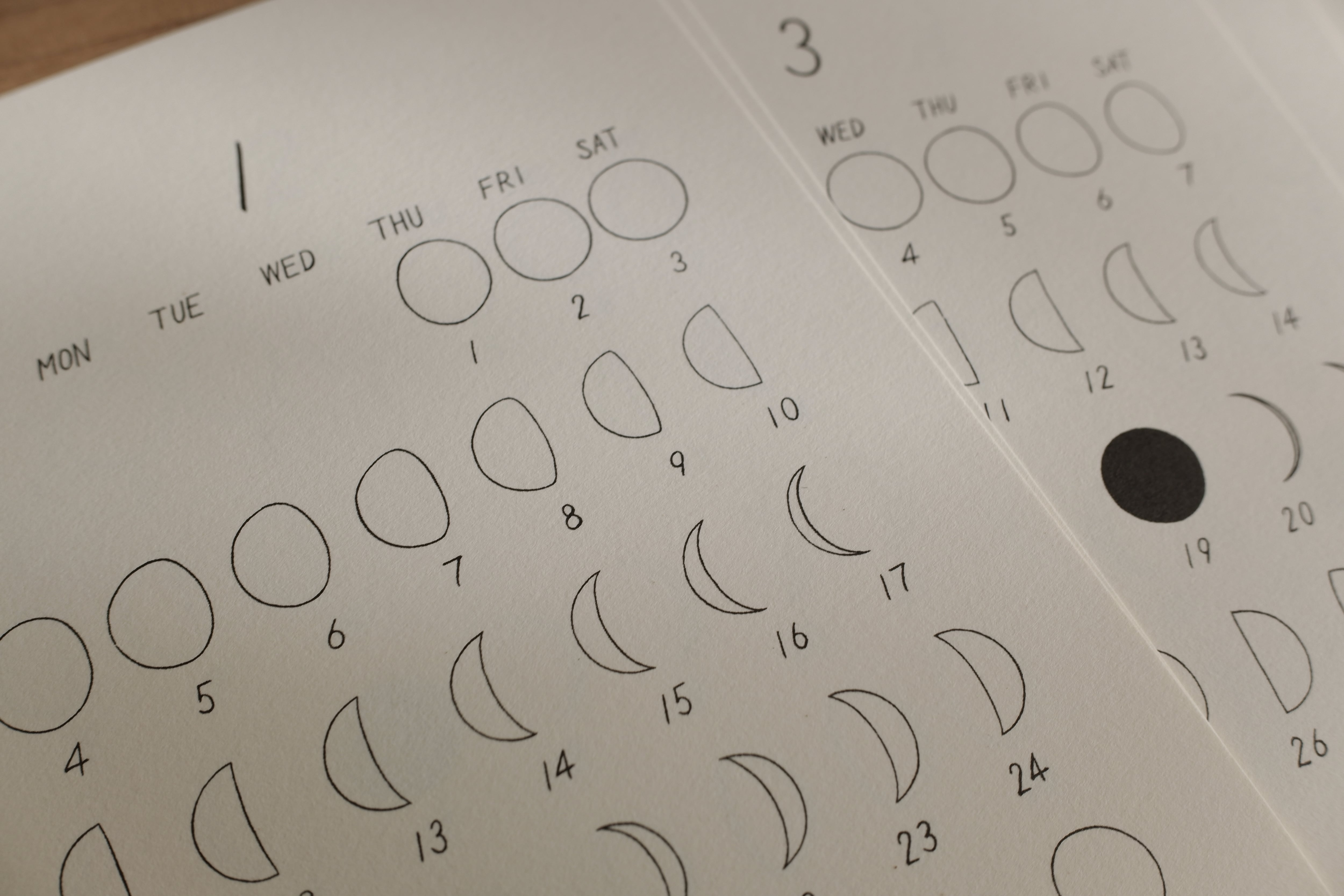 瞳堂 月のカレン 2026年カレンダー 【卓上】