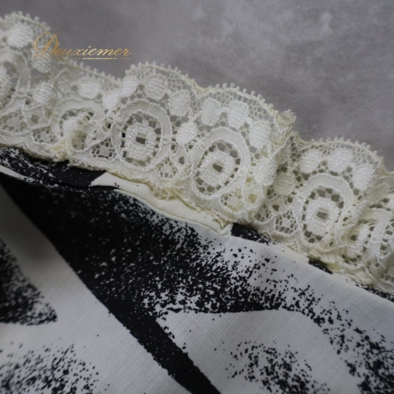 フラダンス 衣装 ワンピース ドレス ホワイト系 モンステラ柄 植物柄 ハワイアンプリント ハワイアン アロハ フラ ダンス レッスン 練習 フリル 付け袖 袖付き セット ブラック系 白 黒 華やか かわいい おしゃれ 上品 大人っぽい モノトーン フラダンス レッスン用ドレス エレガント ふんわり おしゃれ着